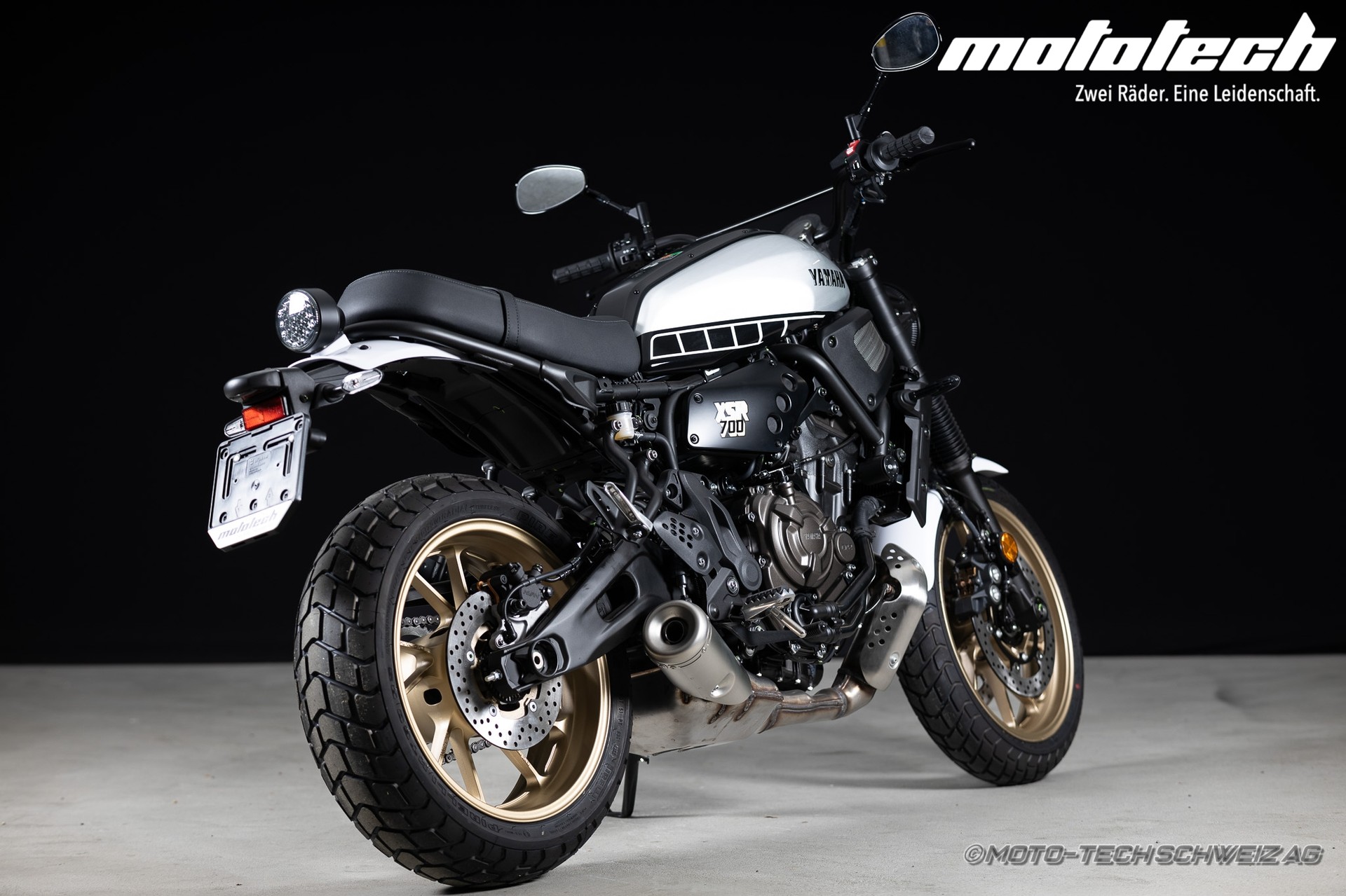 YAMAHA XSR 700 Legacy-showroom-element-2