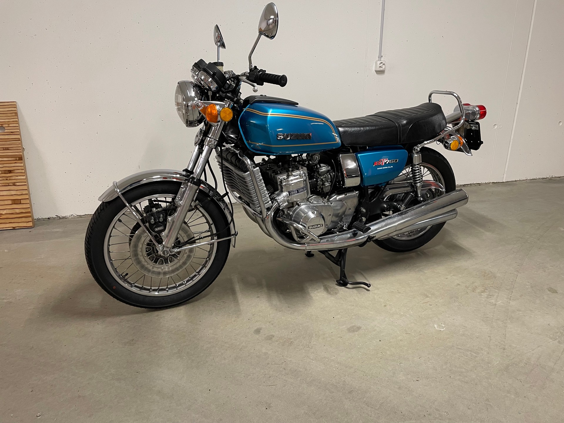 SUZUKI GT750