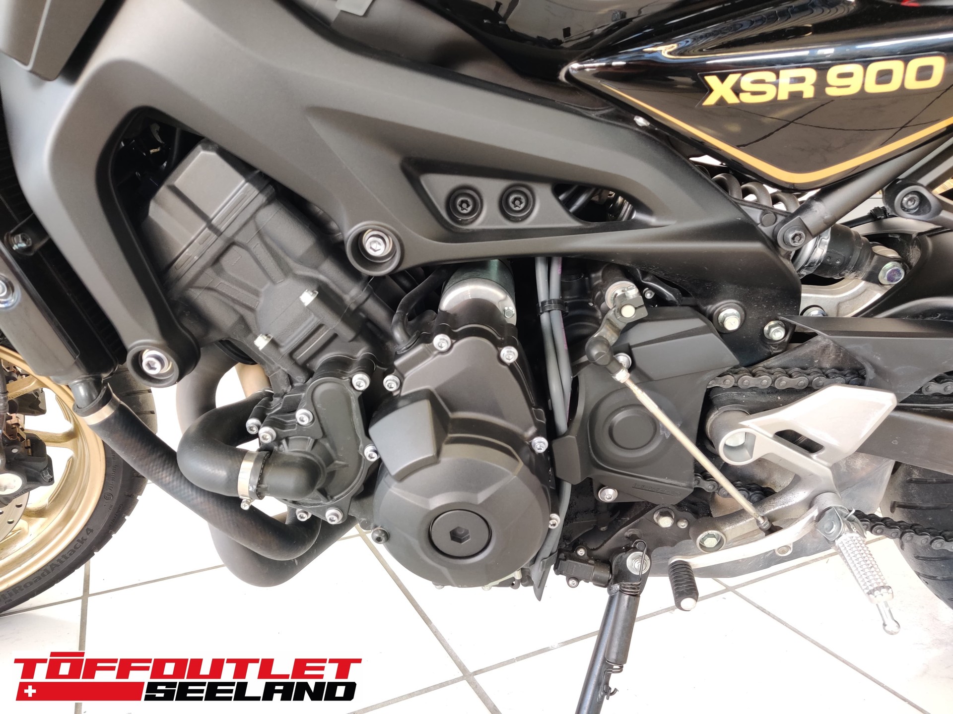 YAMAHA XSR 900 80 Black-showroom-element-3