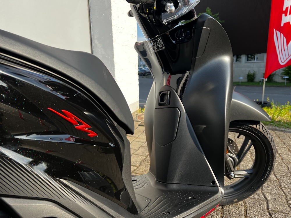HONDA SH 125 Sporty-showroom-element-3