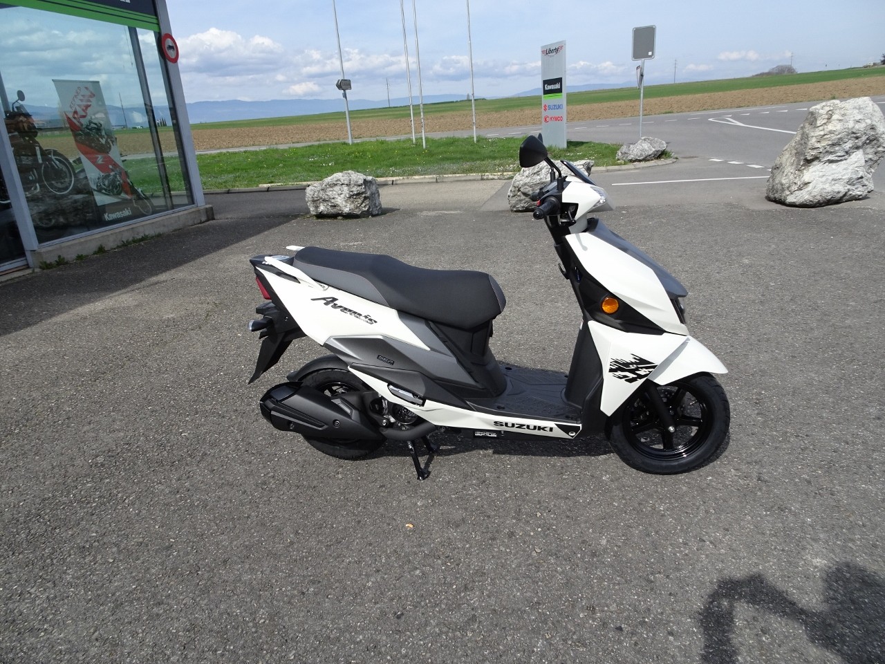 SUZUKI UN 125 Avenis-showroom-element-1