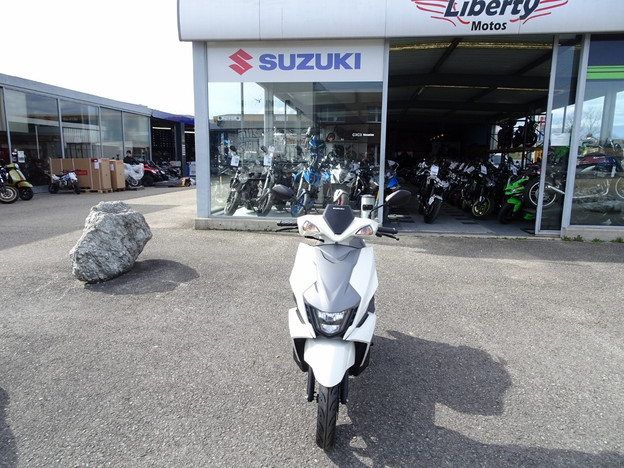 SUZUKI UN 125 Avenis-showroom-element-2