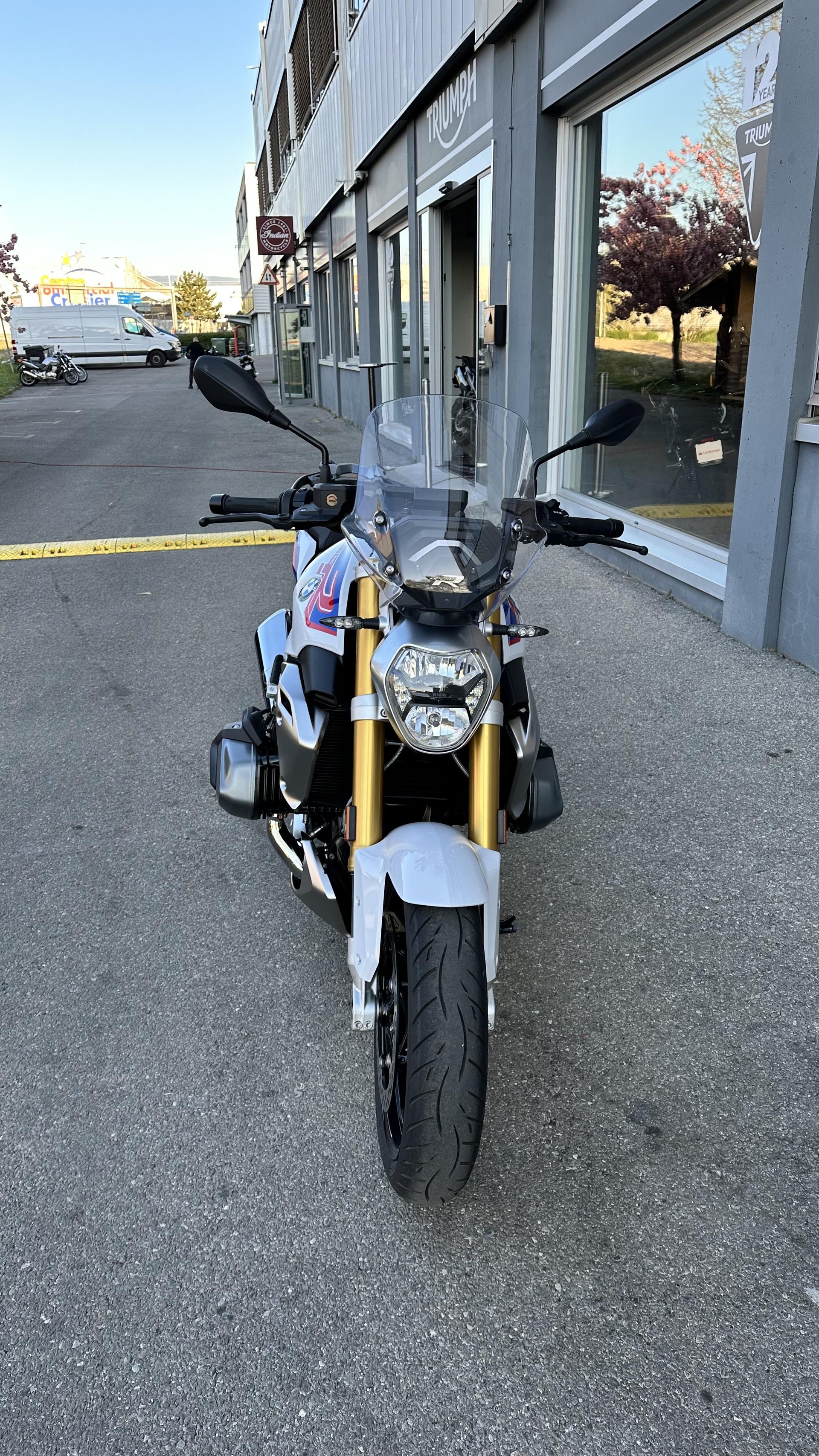 BMW R-showroom-element-1