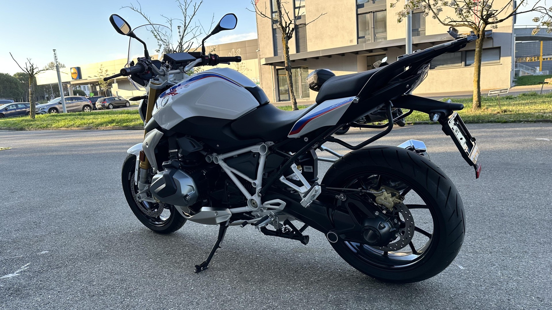BMW R-showroom-element-2