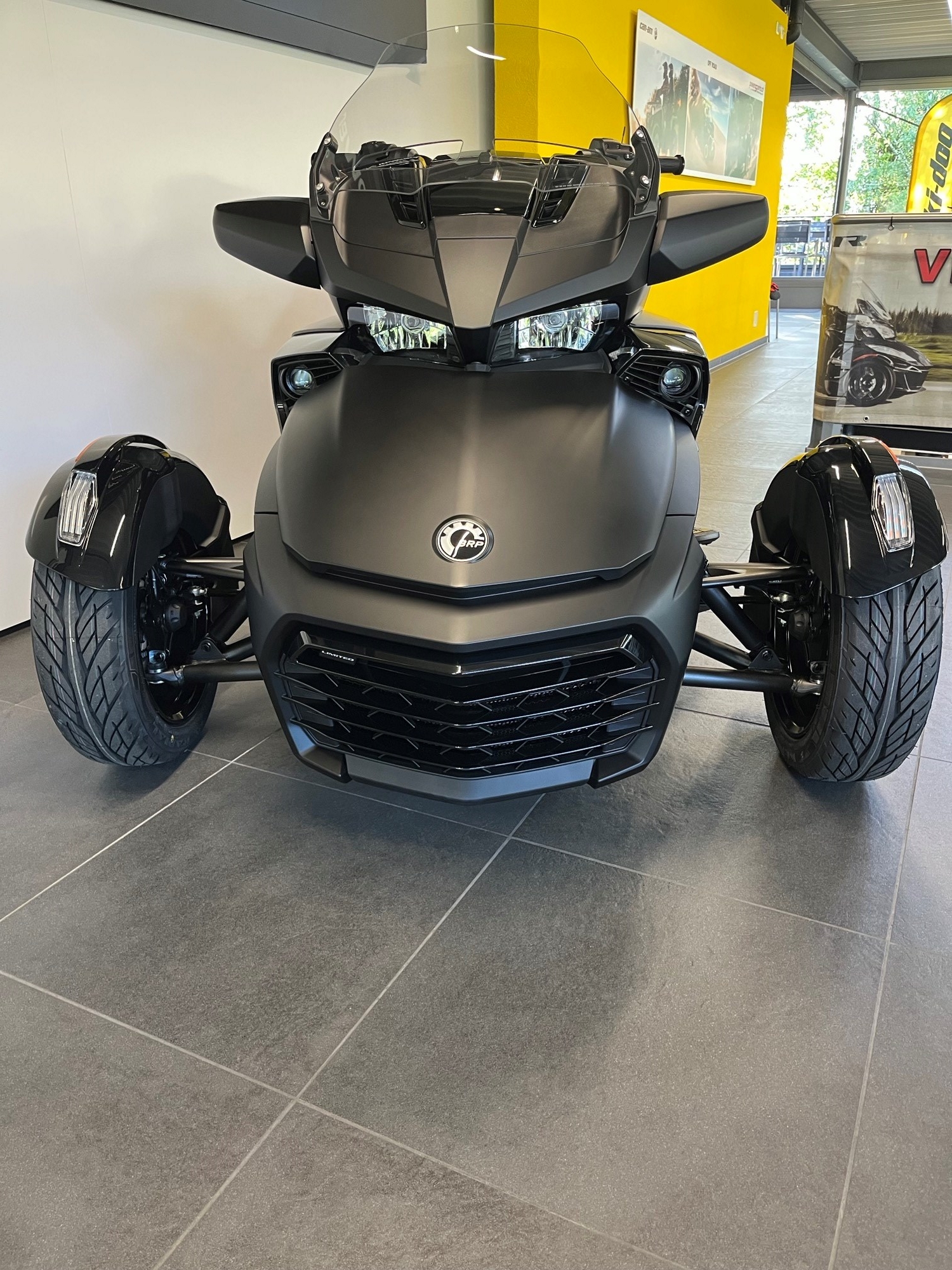 CAN-AM Spyder F3-LTD SE6 dark-showroom-element-1