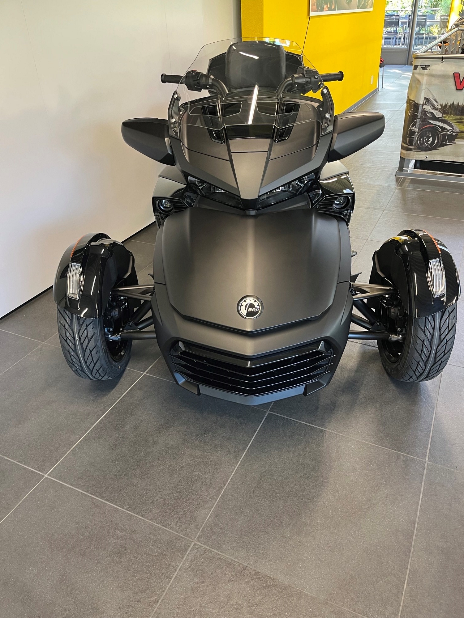 CAN-AM Spyder F3-LTD SE6 dark-showroom-element-2