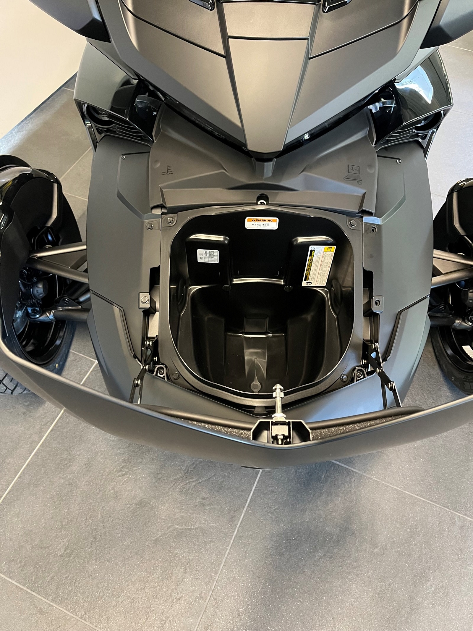 CAN-AM Spyder F3-LTD SE6 dark-showroom-element-3