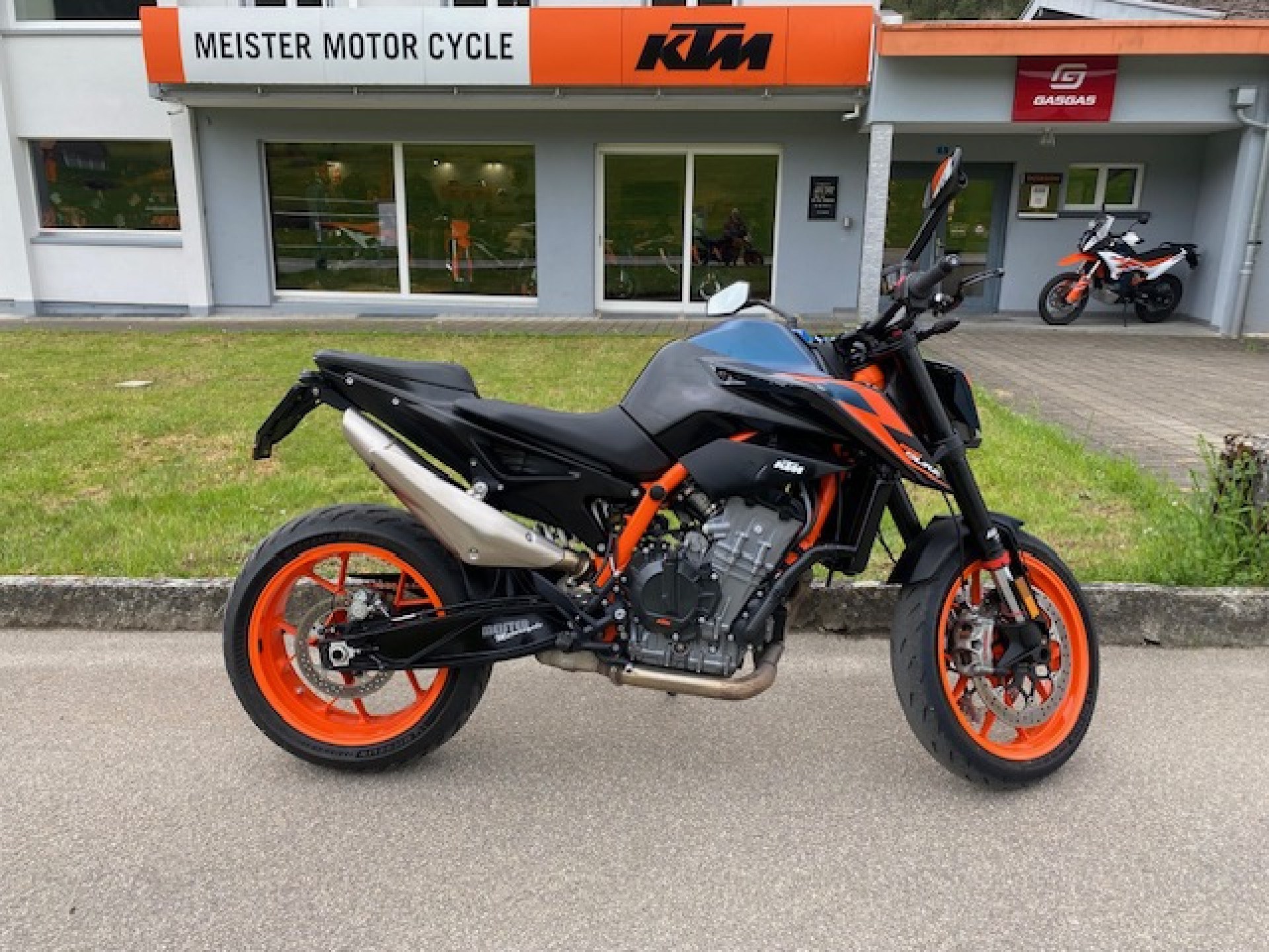 KTM 890 Duke R
