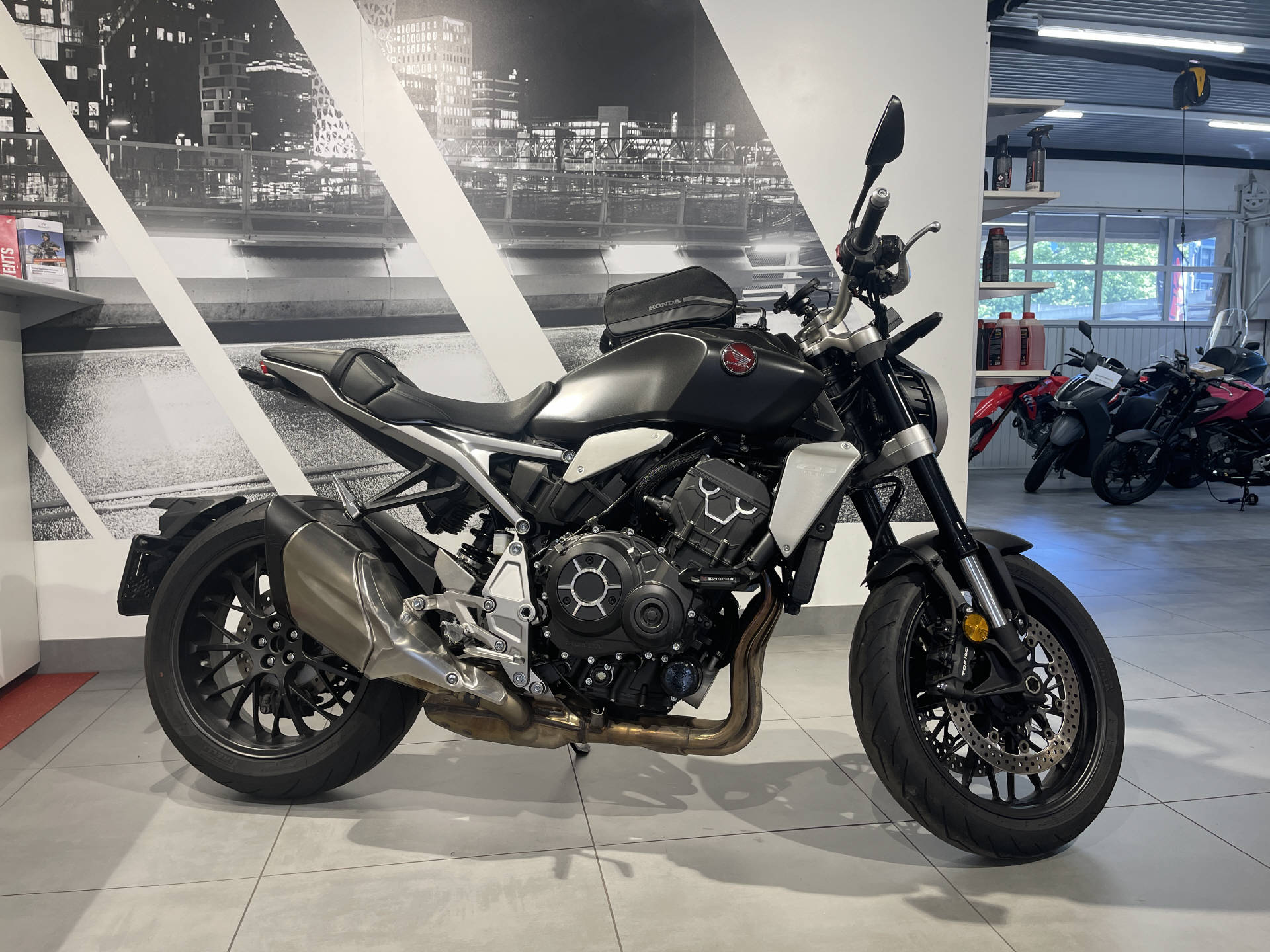 HONDA CB 1000 R ABS-showroom-element-3