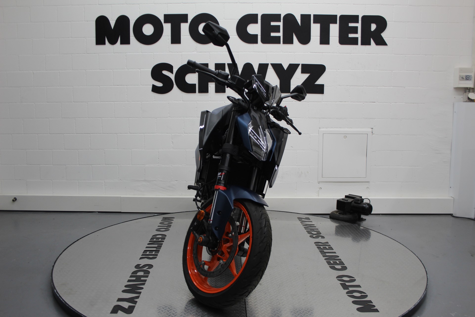 KTM 125 Duke-showroom-element-2