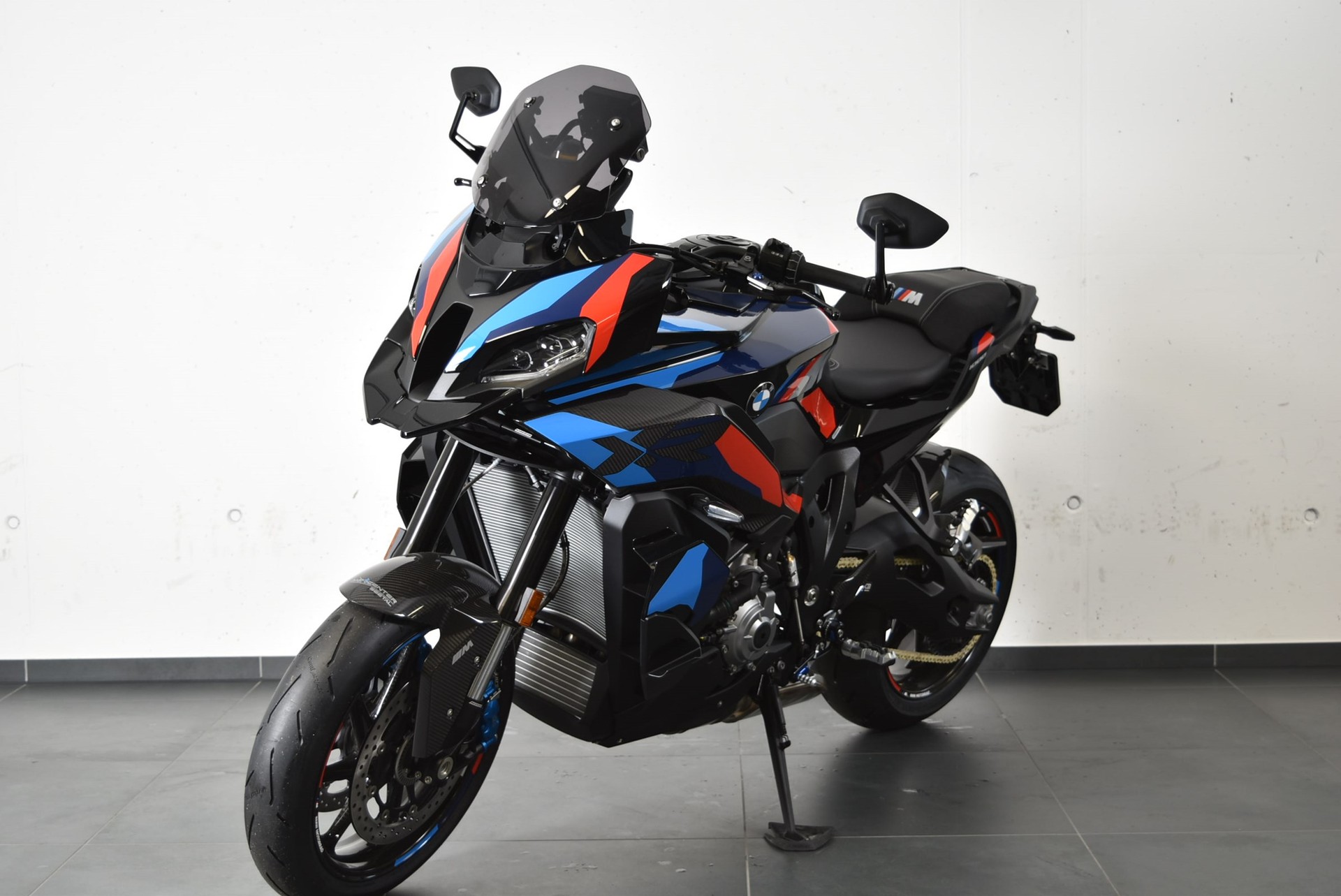 BMW M 1000 XR-showroom-element-1