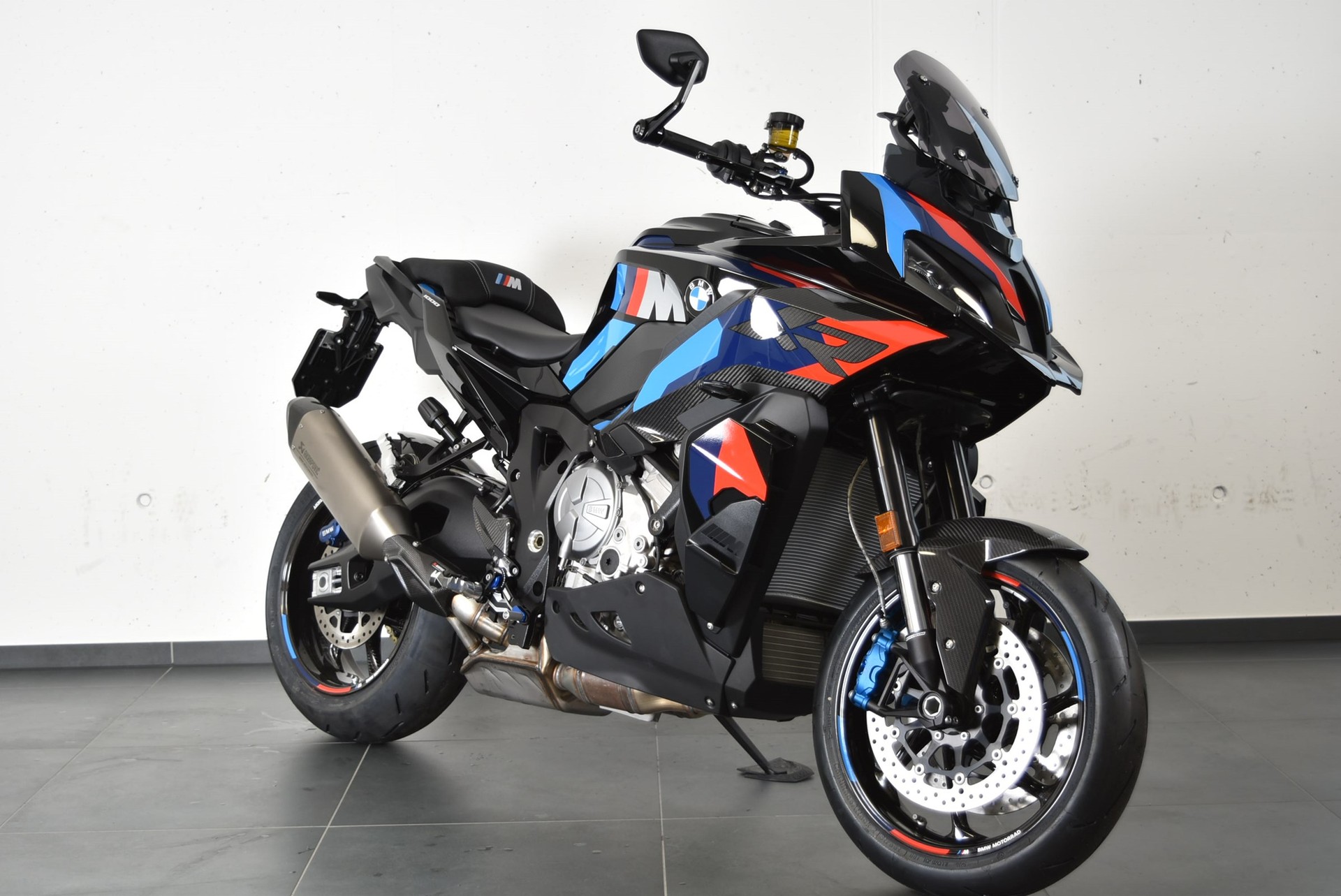 BMW M 1000 XR-showroom-element-2