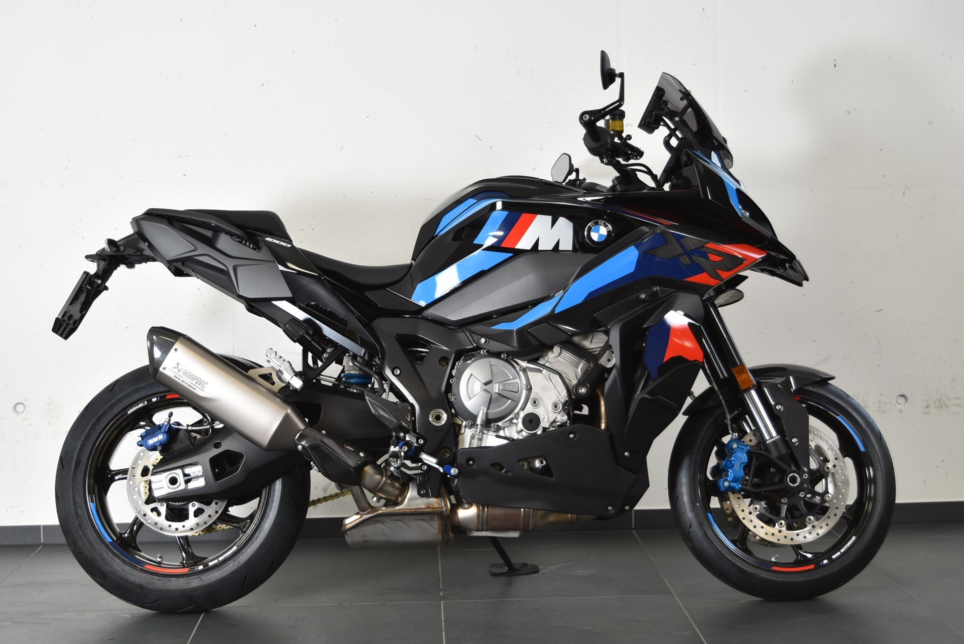 BMW M 1000 XR-showroom-element-3