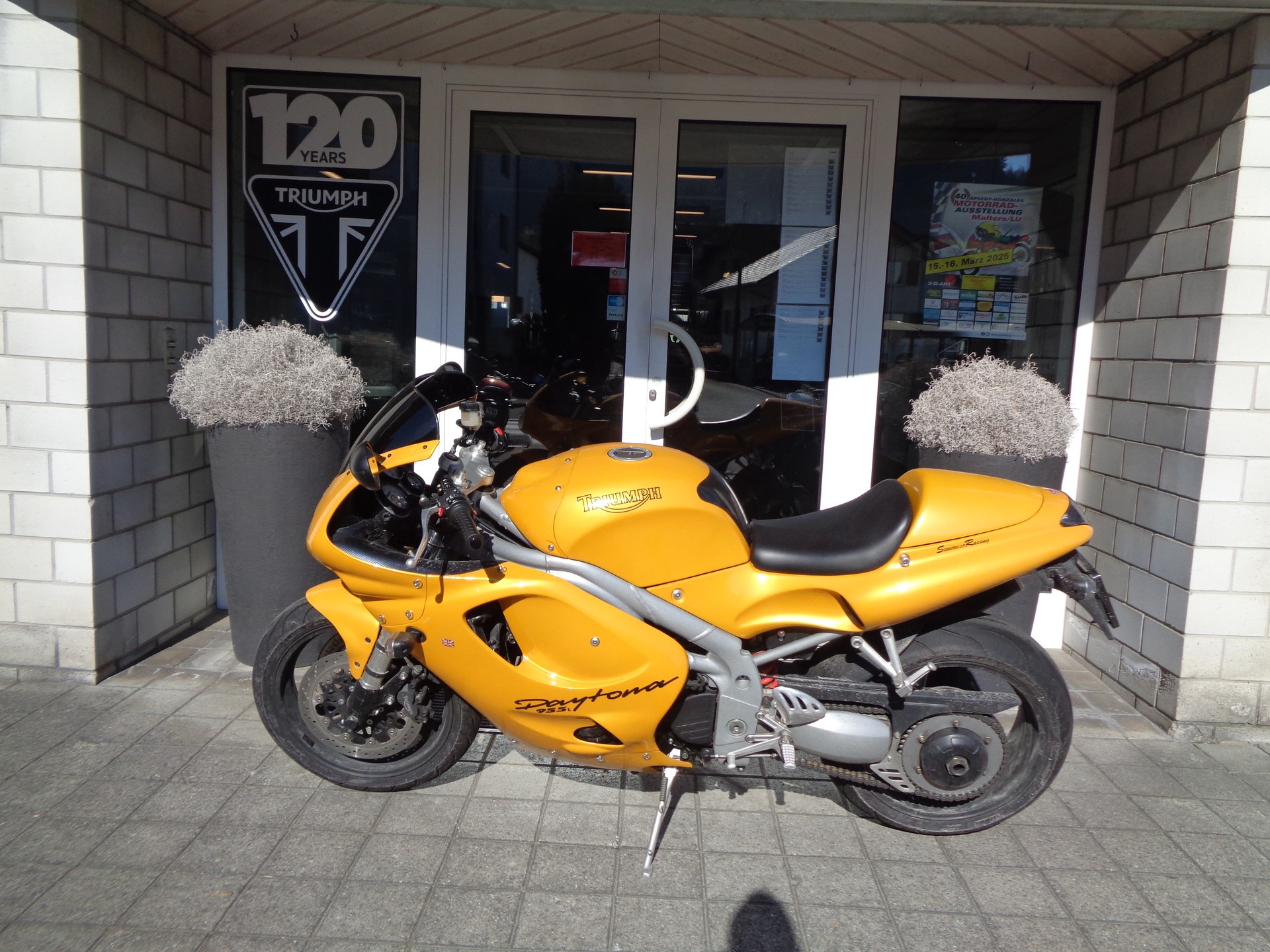 TRIUMPH Daytona 955i-showroom-element-2