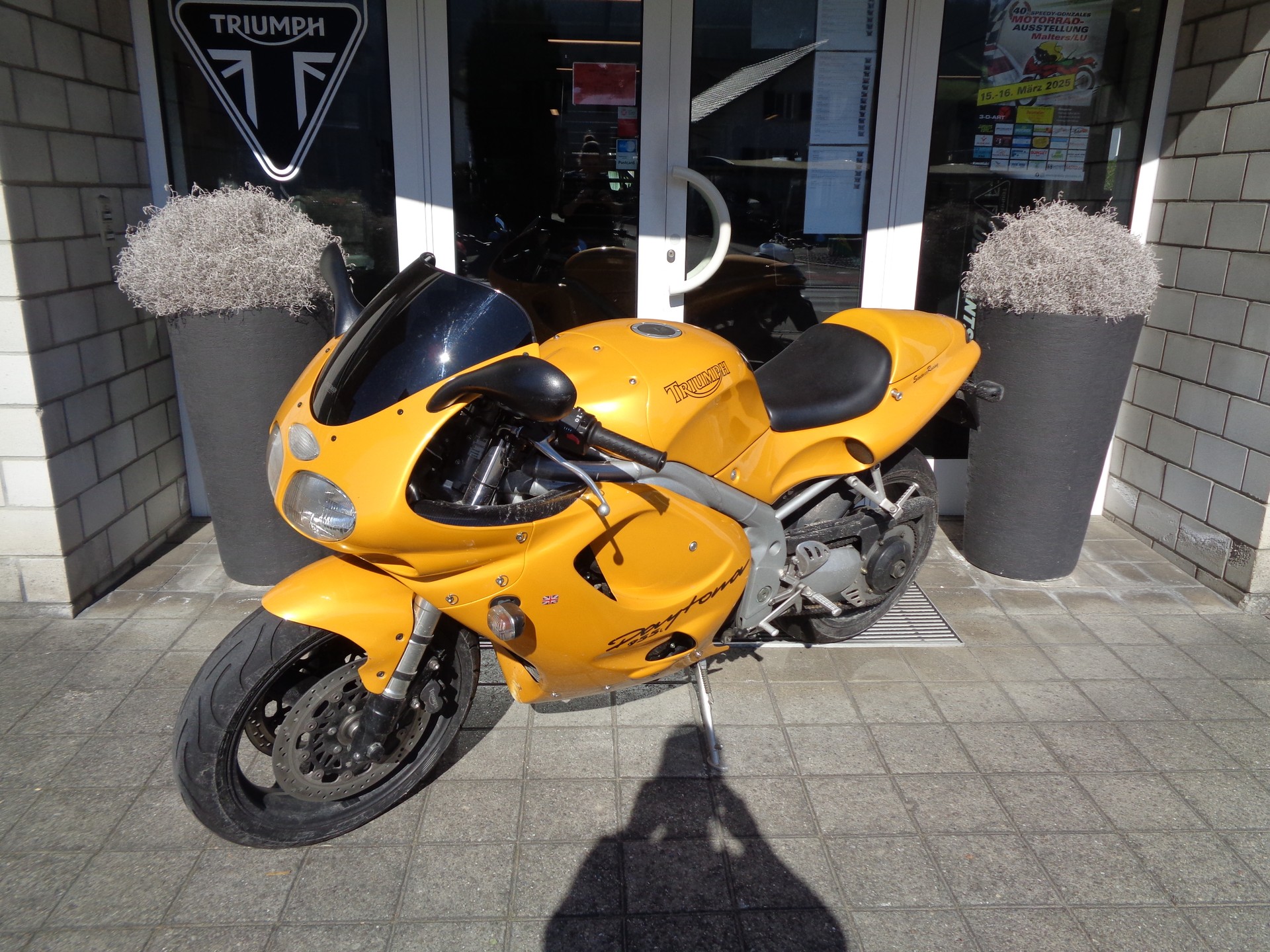 TRIUMPH Daytona 955i-showroom-element-1