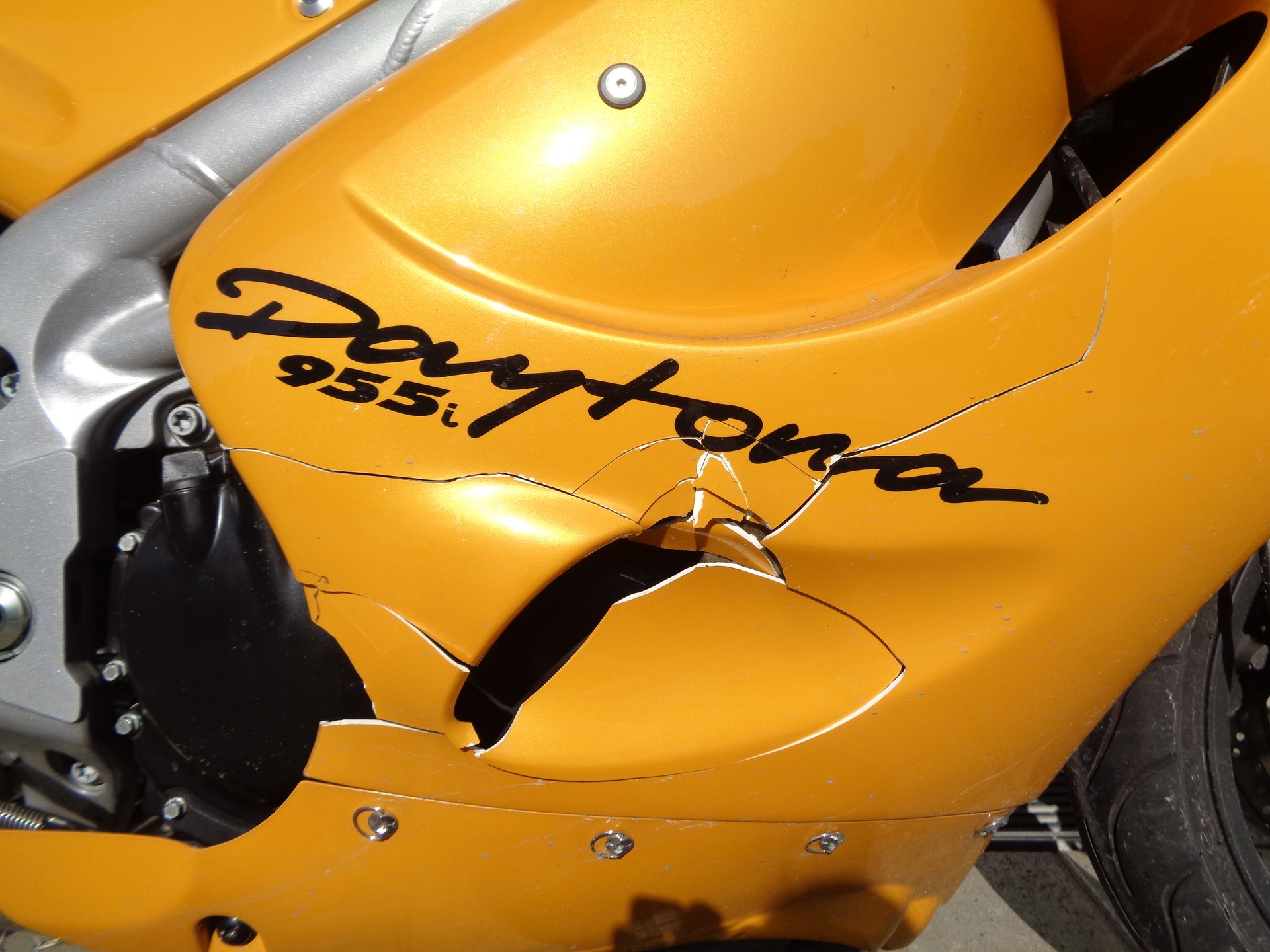 TRIUMPH Daytona 955i-showroom-element-3
