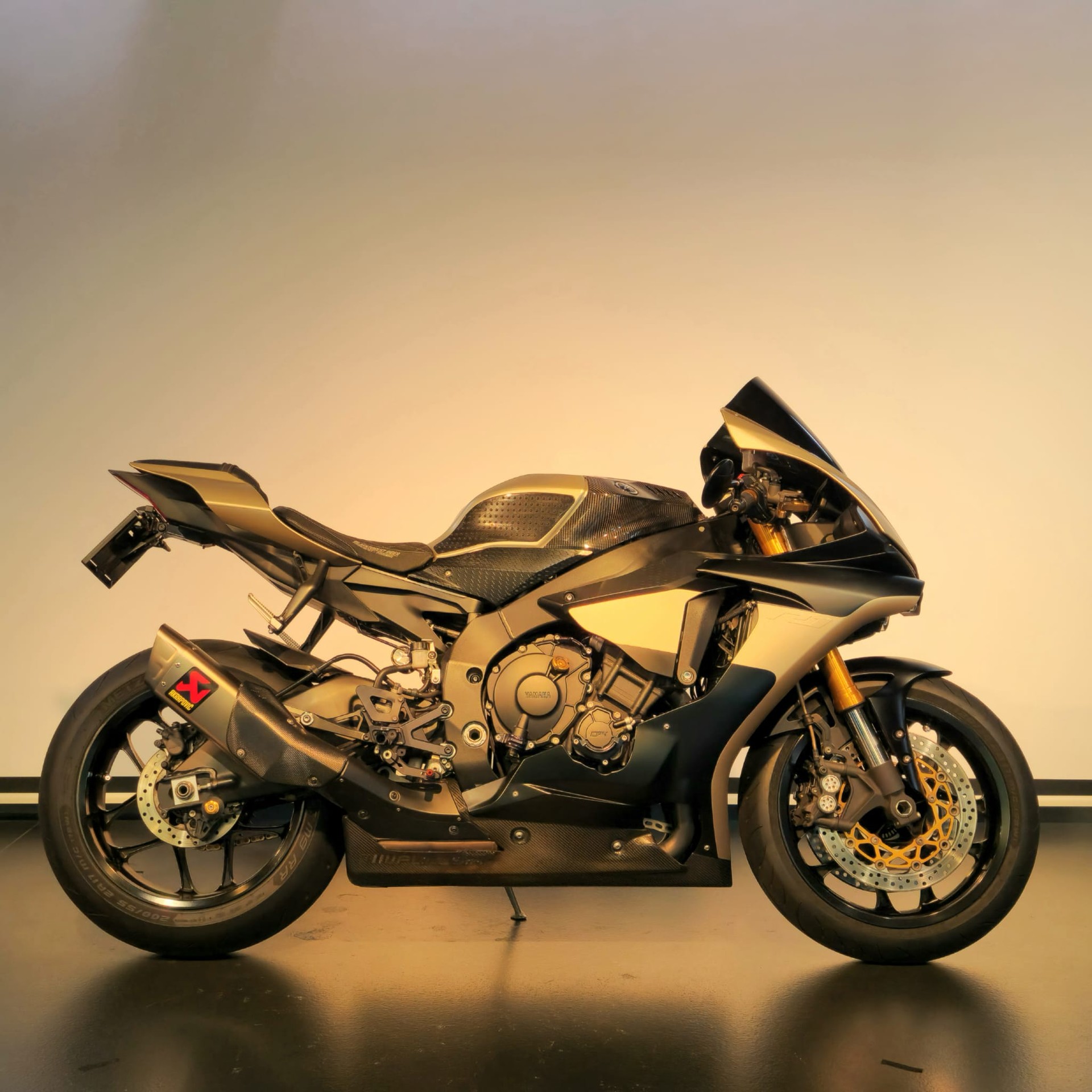 YAMAHA YZF-R1 ABS-showroom-element-1
