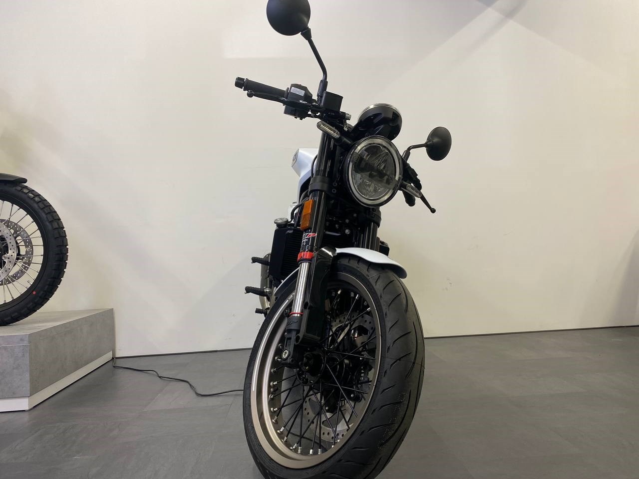 HUSQVARNA Vitpilen 401-showroom-element-1
