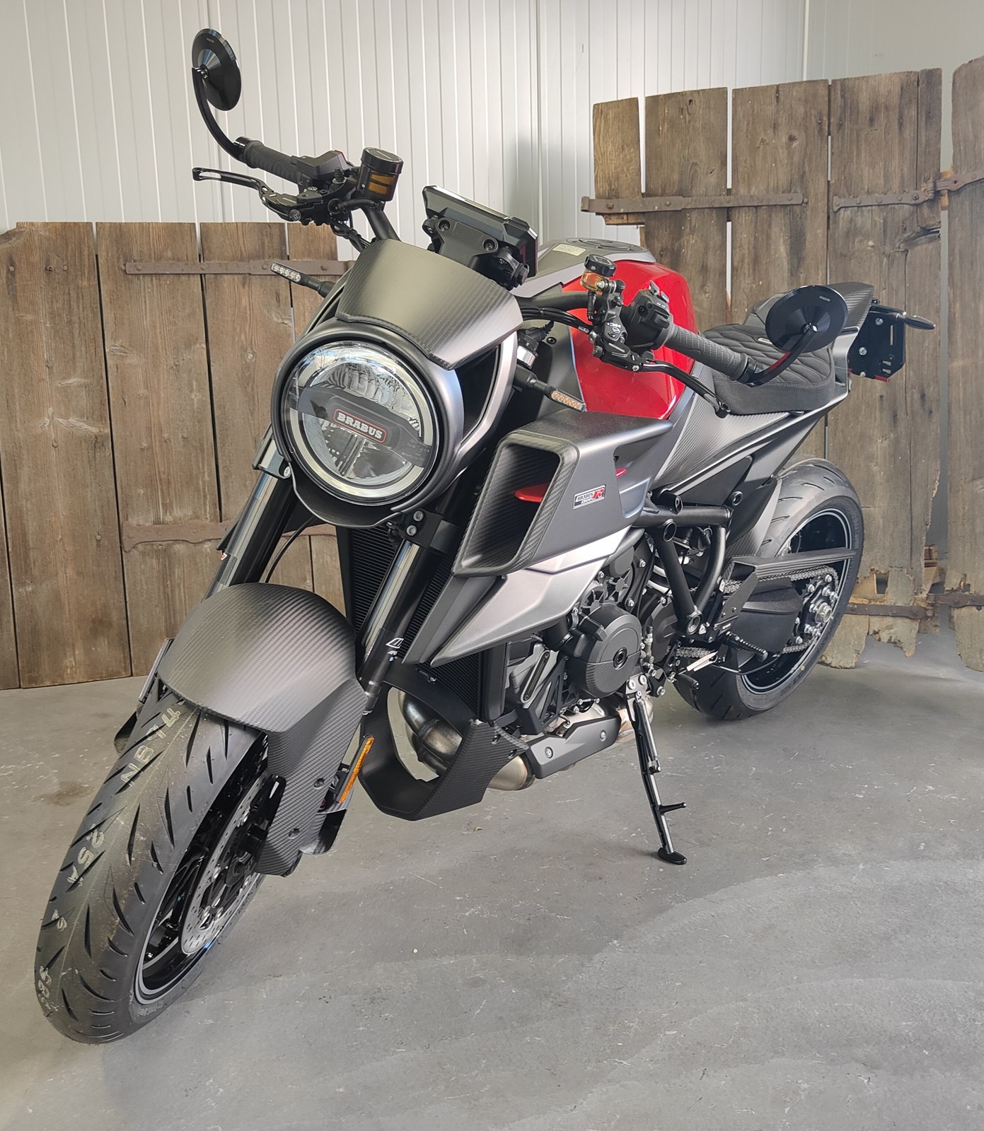 KTM 1290 Super Duke R-showroom-element-1