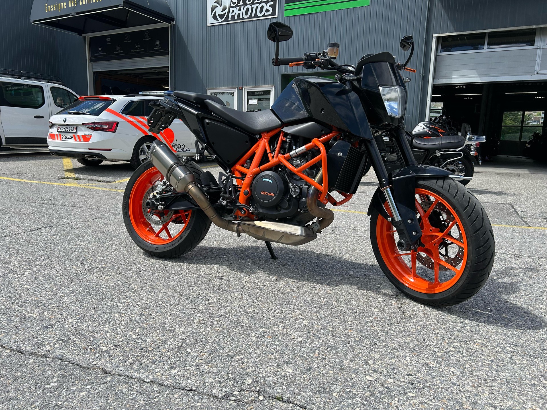 KTM 690 Duke R ABS-showroom-element-1