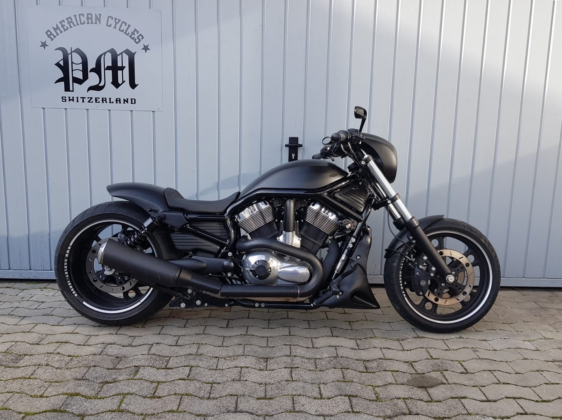 HARLEY-DAVIDSON CUSTOM mit RICKSUMBAU