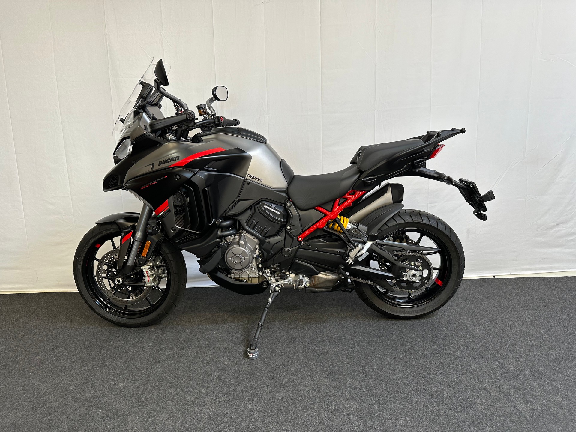 DUCATI Grand Tour-showroom-element-3