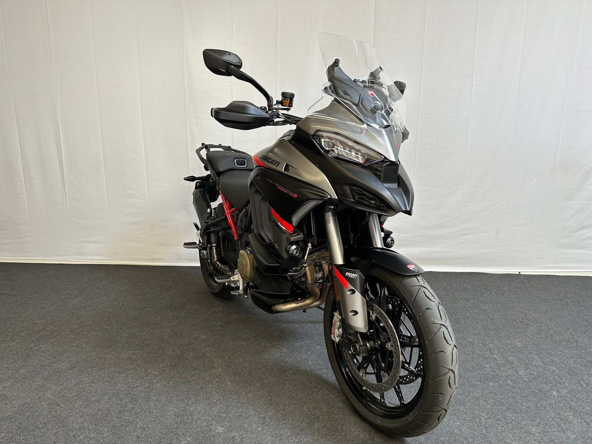DUCATI Grand Tour-showroom-element-1