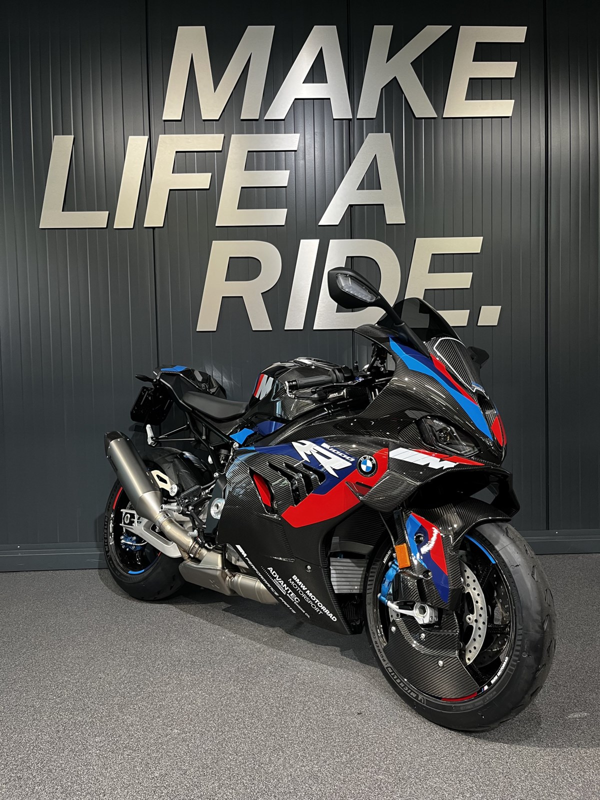 BMW M 1000 RR Competition-showroom-element-1