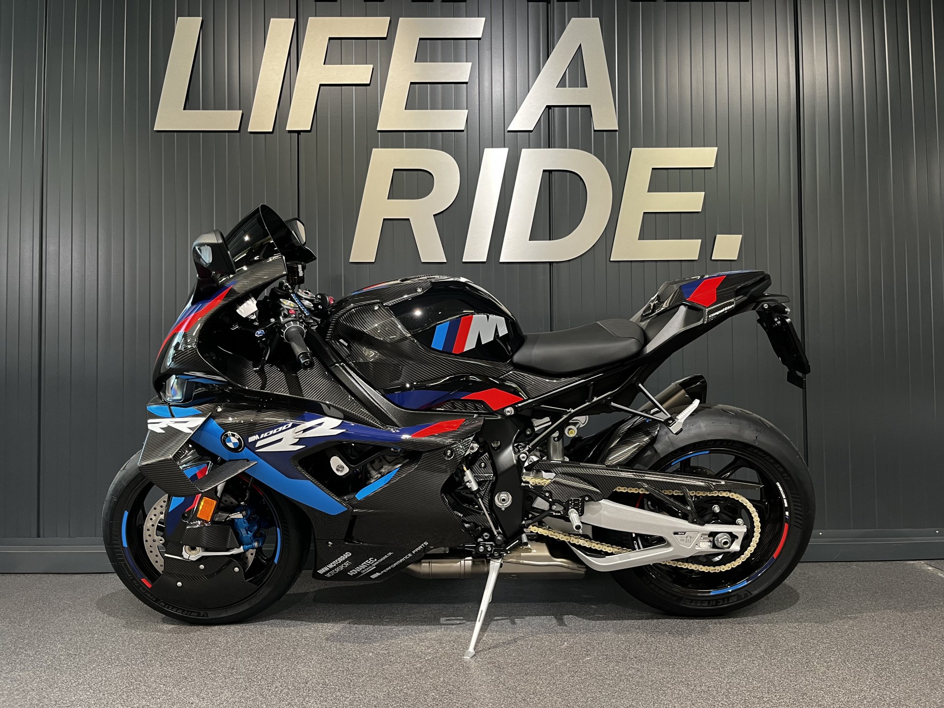 BMW M 1000 RR Competition-showroom-element-2