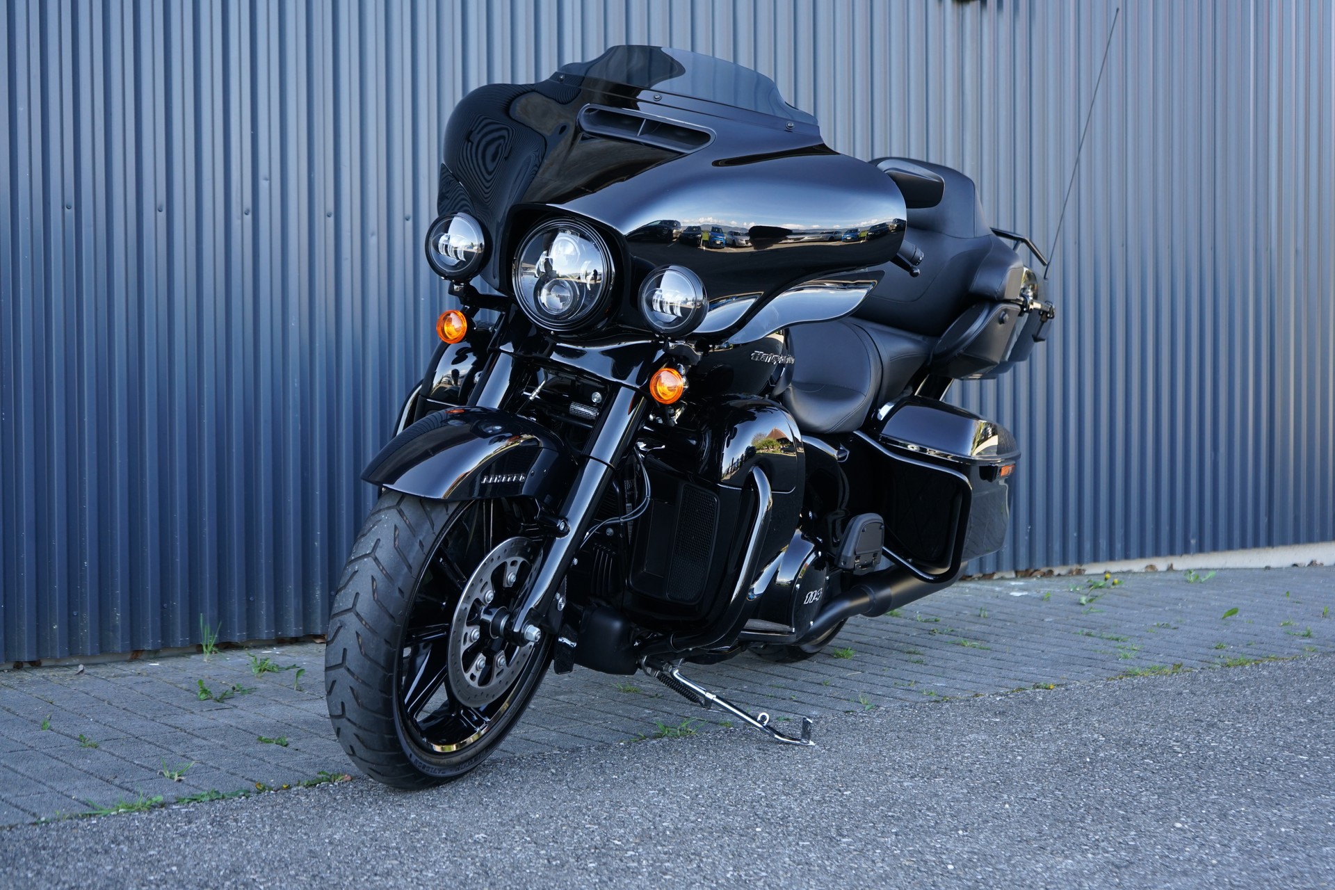 HARLEY-DAVIDSON FLHTK Electra Glide Ultra Limited Black Finish114-showroom-element-2