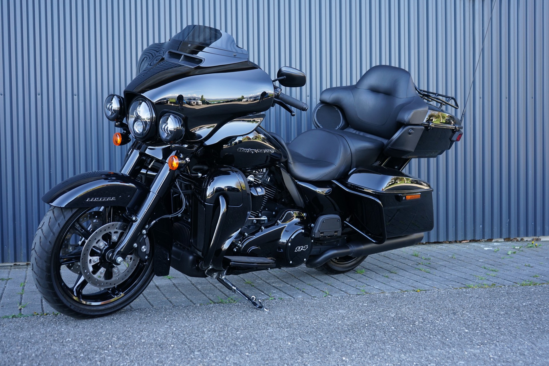 HARLEY-DAVIDSON FLHTK Electra Glide Ultra Limited Black Finish114-showroom-element-1