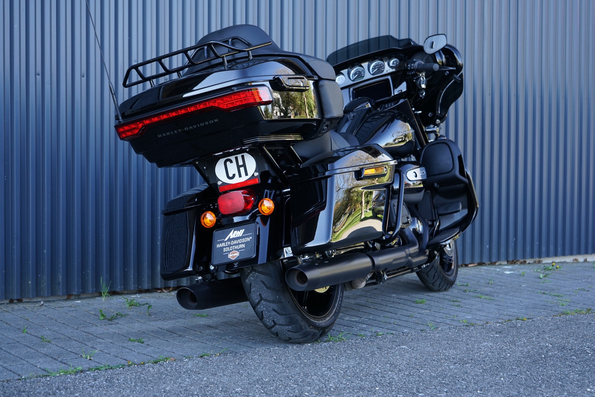 HARLEY-DAVIDSON FLHTK Electra Glide Ultra Limited Black Finish114-showroom-element-3