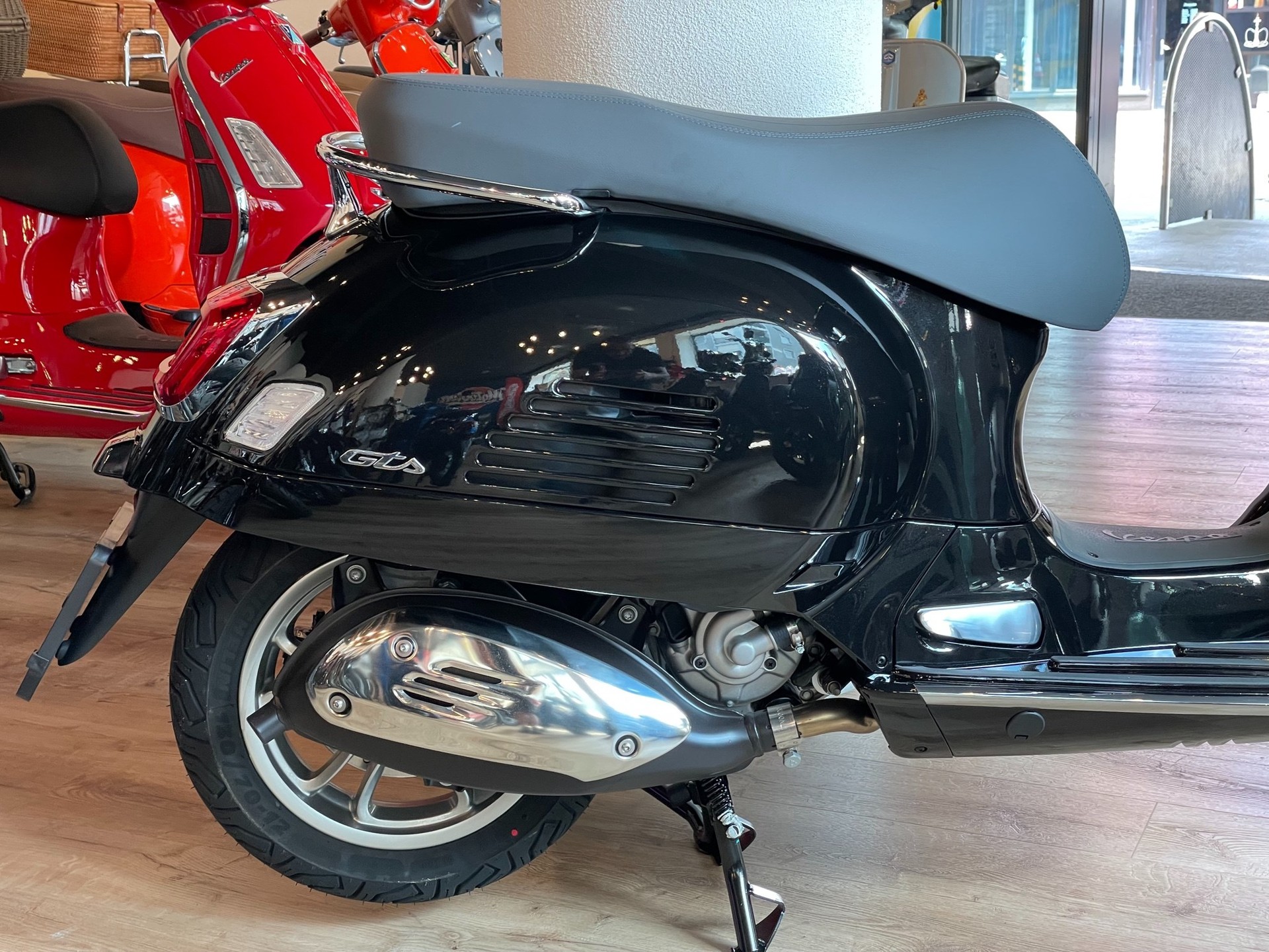 PIAGGIO Vespa GTS 300 ABS-showroom-element-3