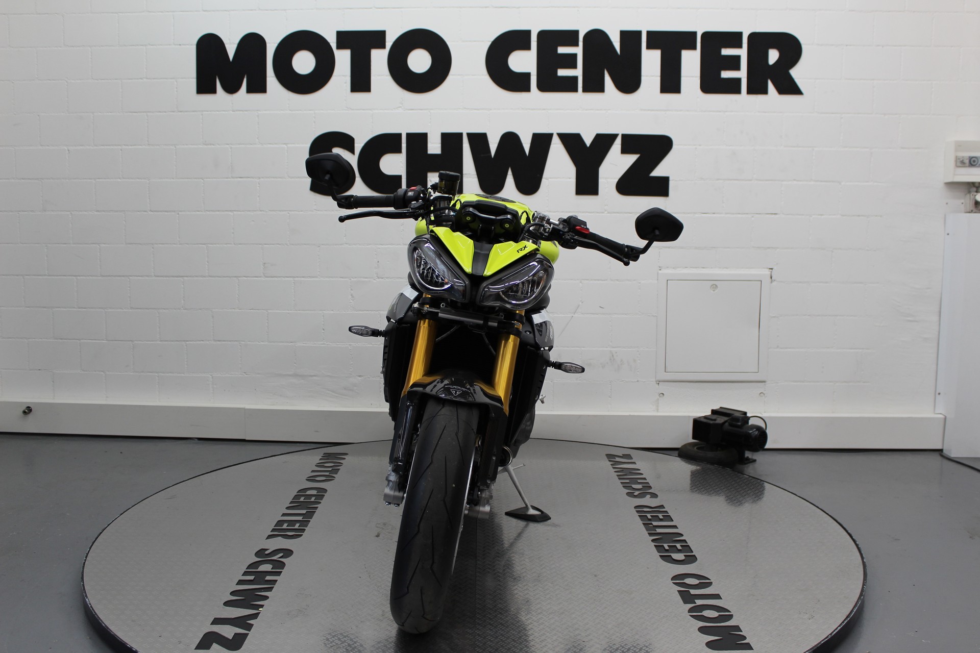 TRIUMPH Speed Triple 1200 RX Limited Edition-showroom-element-2