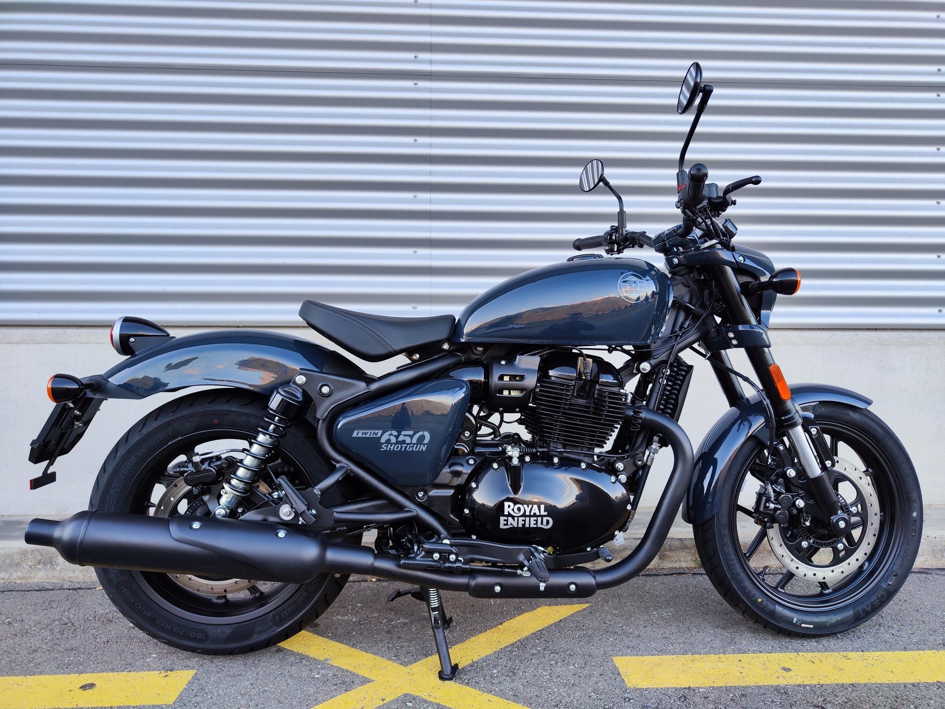 ROYAL ENFIELD SHOTGUN-showroom-element-2