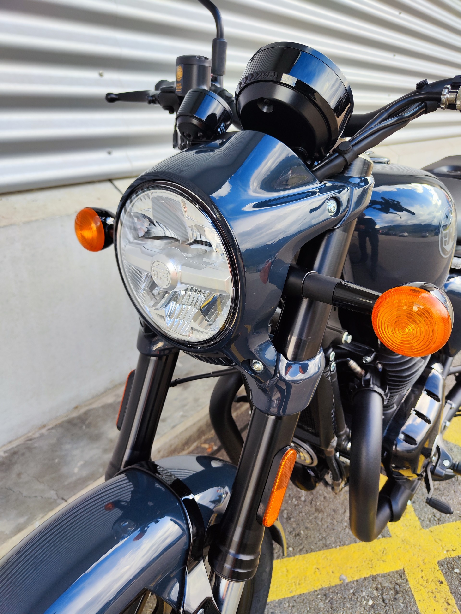 ROYAL ENFIELD SHOTGUN-showroom-element-3
