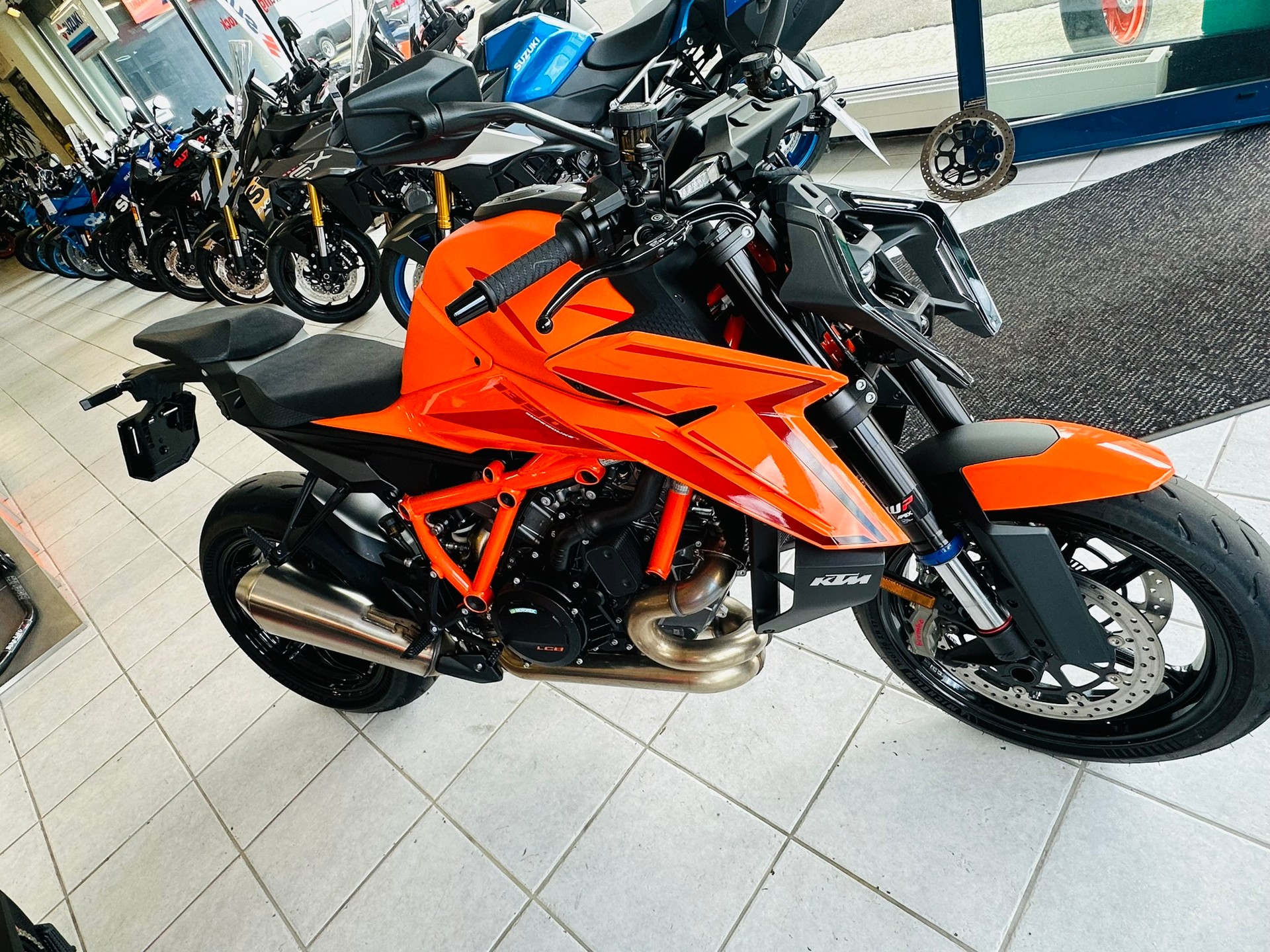 KTM 1390 Super Duke R EVO-showroom-element-2