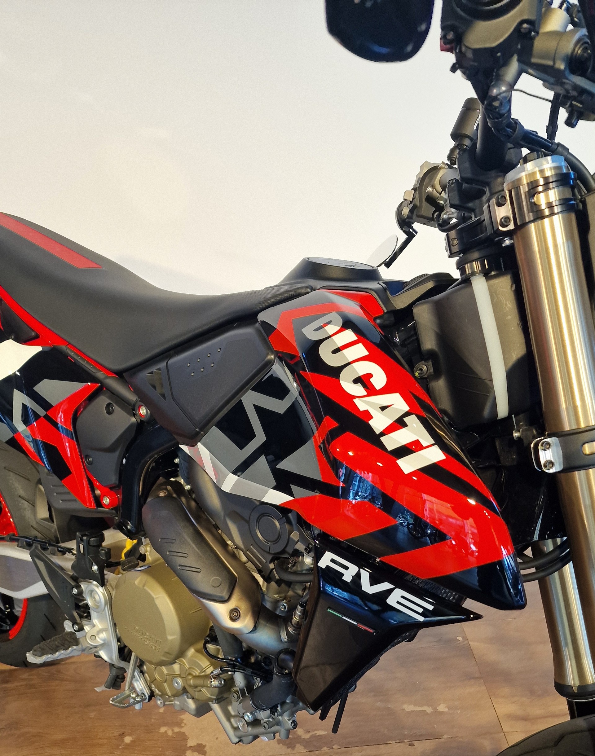 DUCATI Hypermotard 698 Mono RVE-showroom-element-3