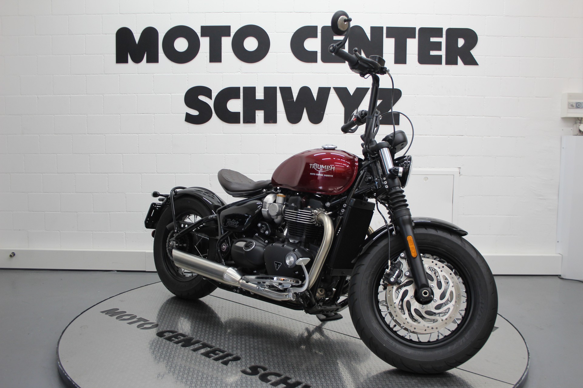 TRIUMPH Bonneville Bobber-showroom-element-1