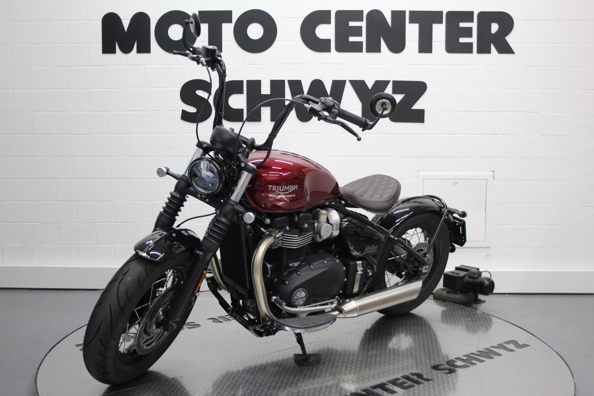 TRIUMPH Bonneville Bobber-showroom-element-3