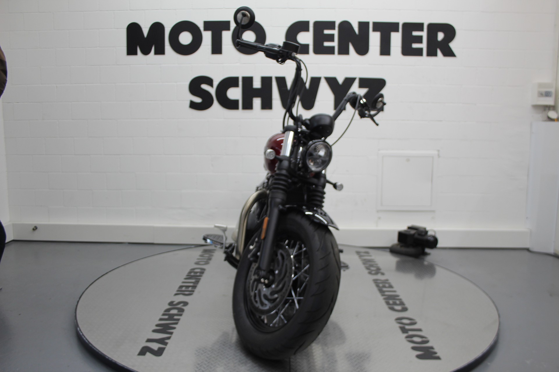 TRIUMPH Bonneville Bobber-showroom-element-2