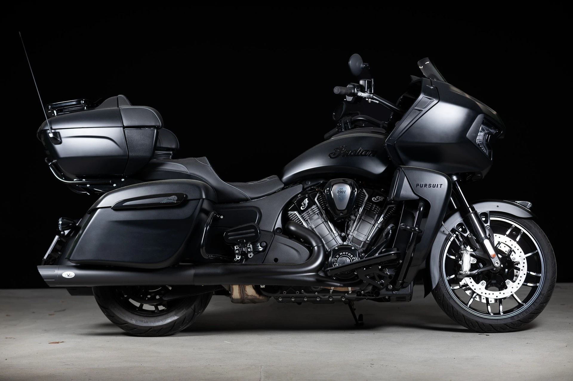 INDIAN Pursuit Dark Horse-showroom-element-1