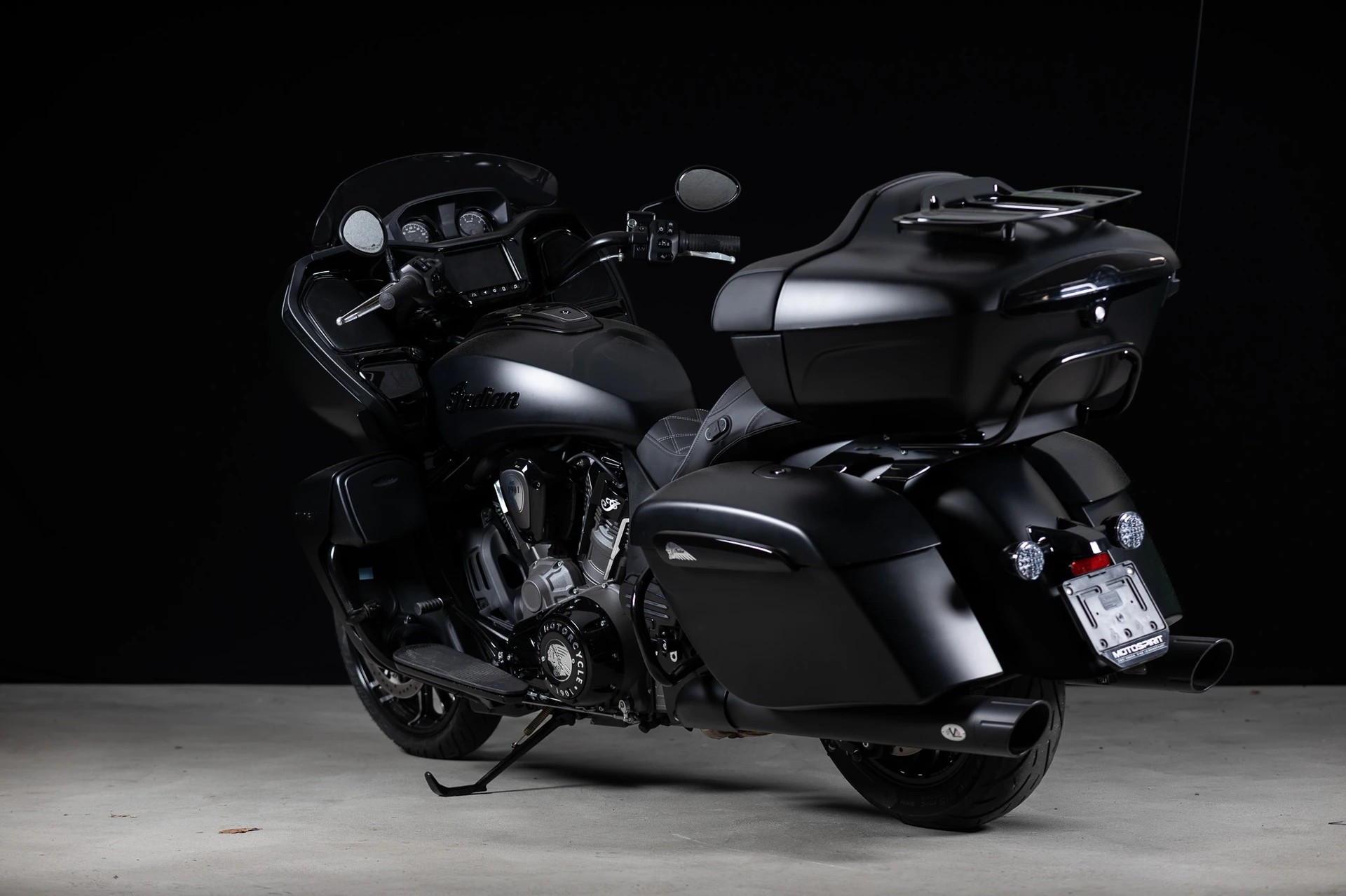 INDIAN Pursuit Dark Horse-showroom-element-3