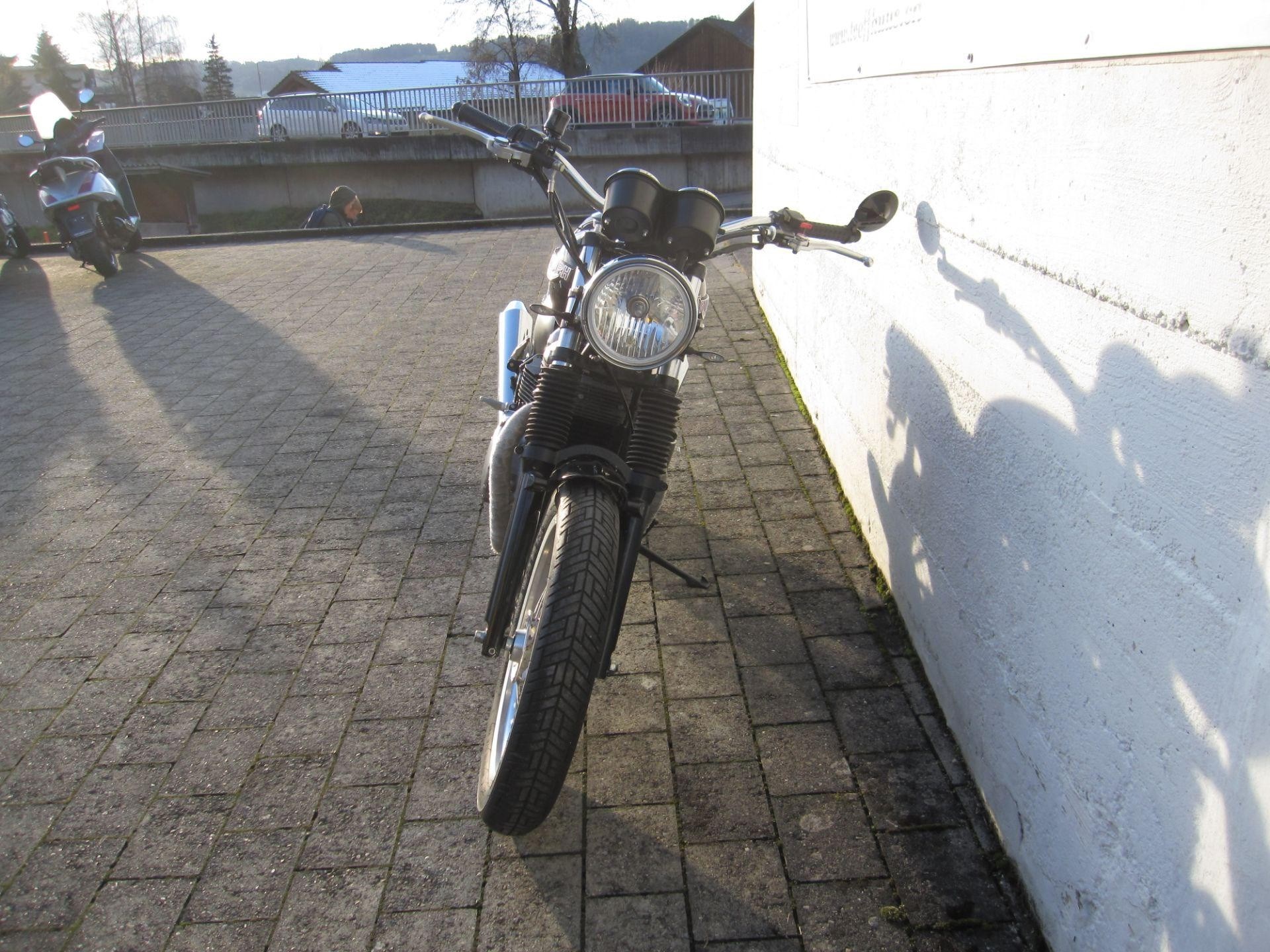 TRIUMPH Thruxton 900-showroom-element-3