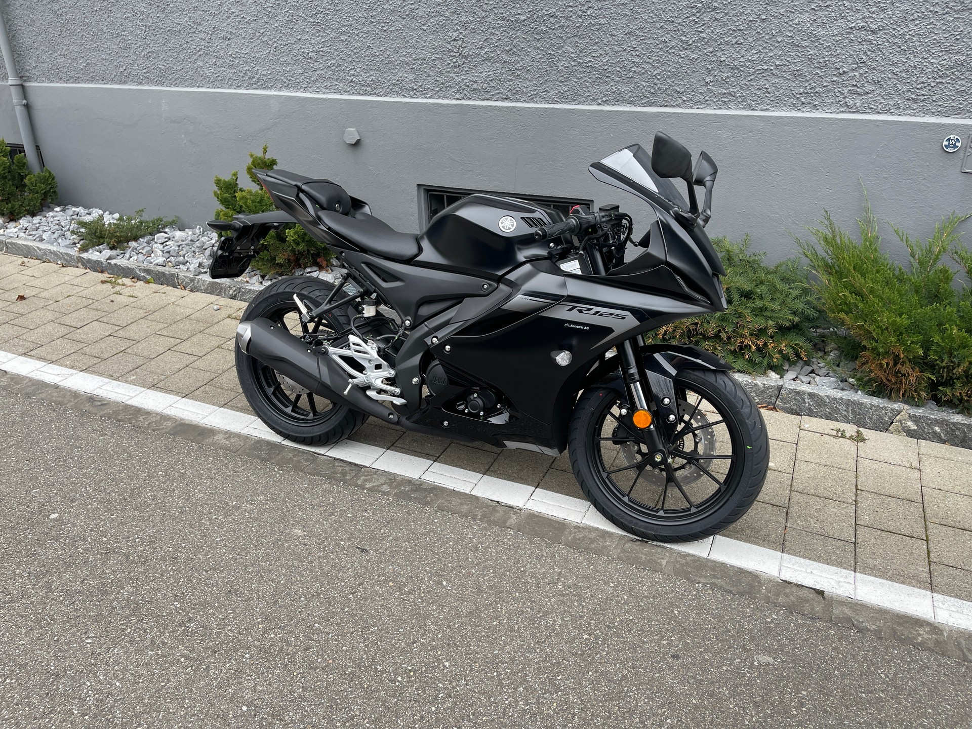 YAMAHA R125 2025-showroom-element-1