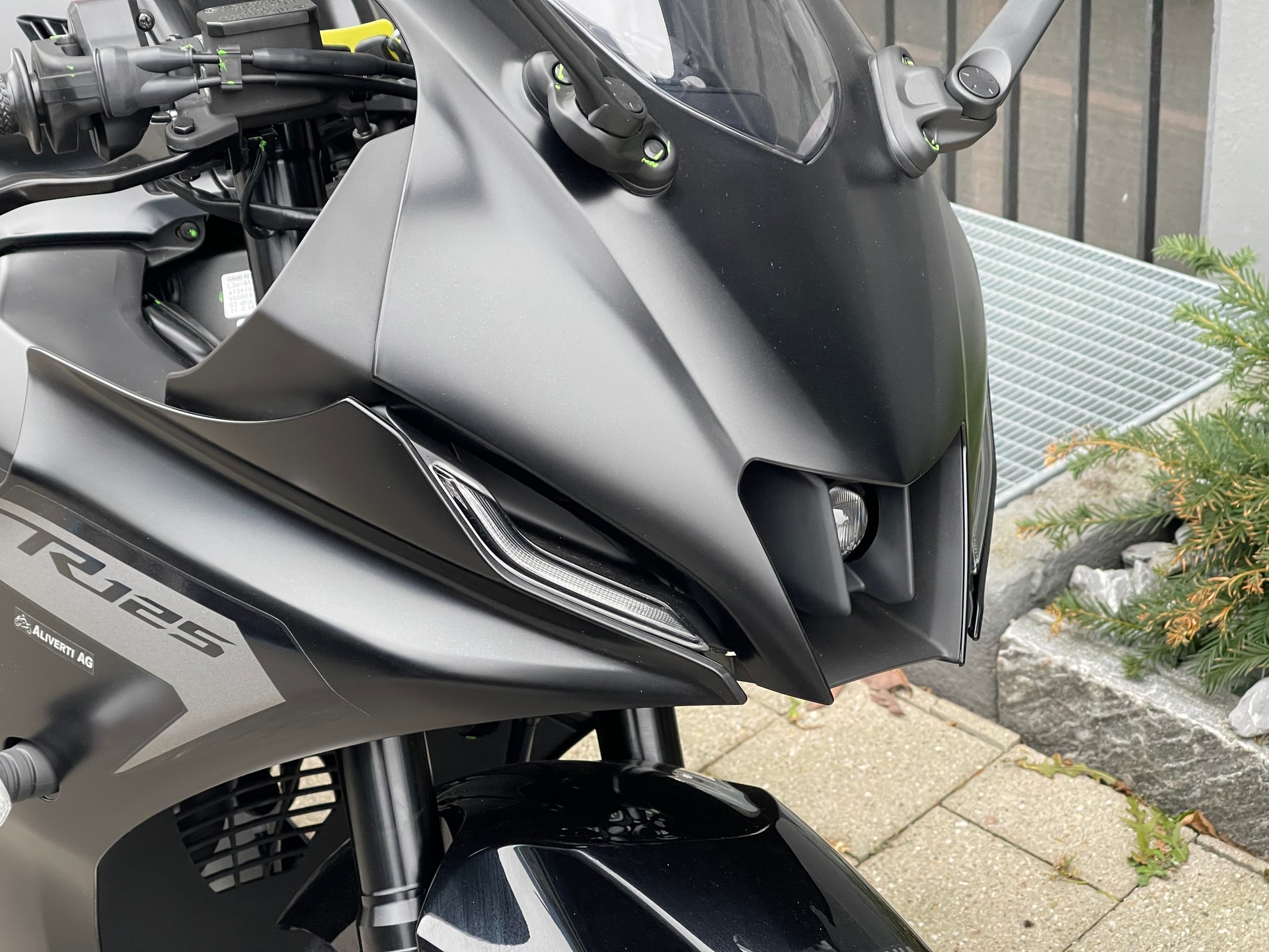 YAMAHA R125 2025-showroom-element-3