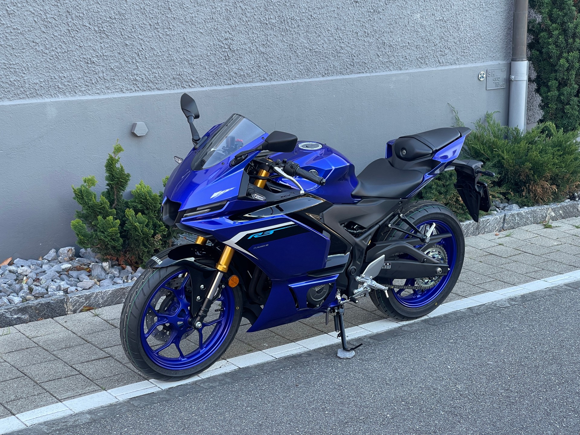 YAMAHA YZF-R3-showroom-element-1