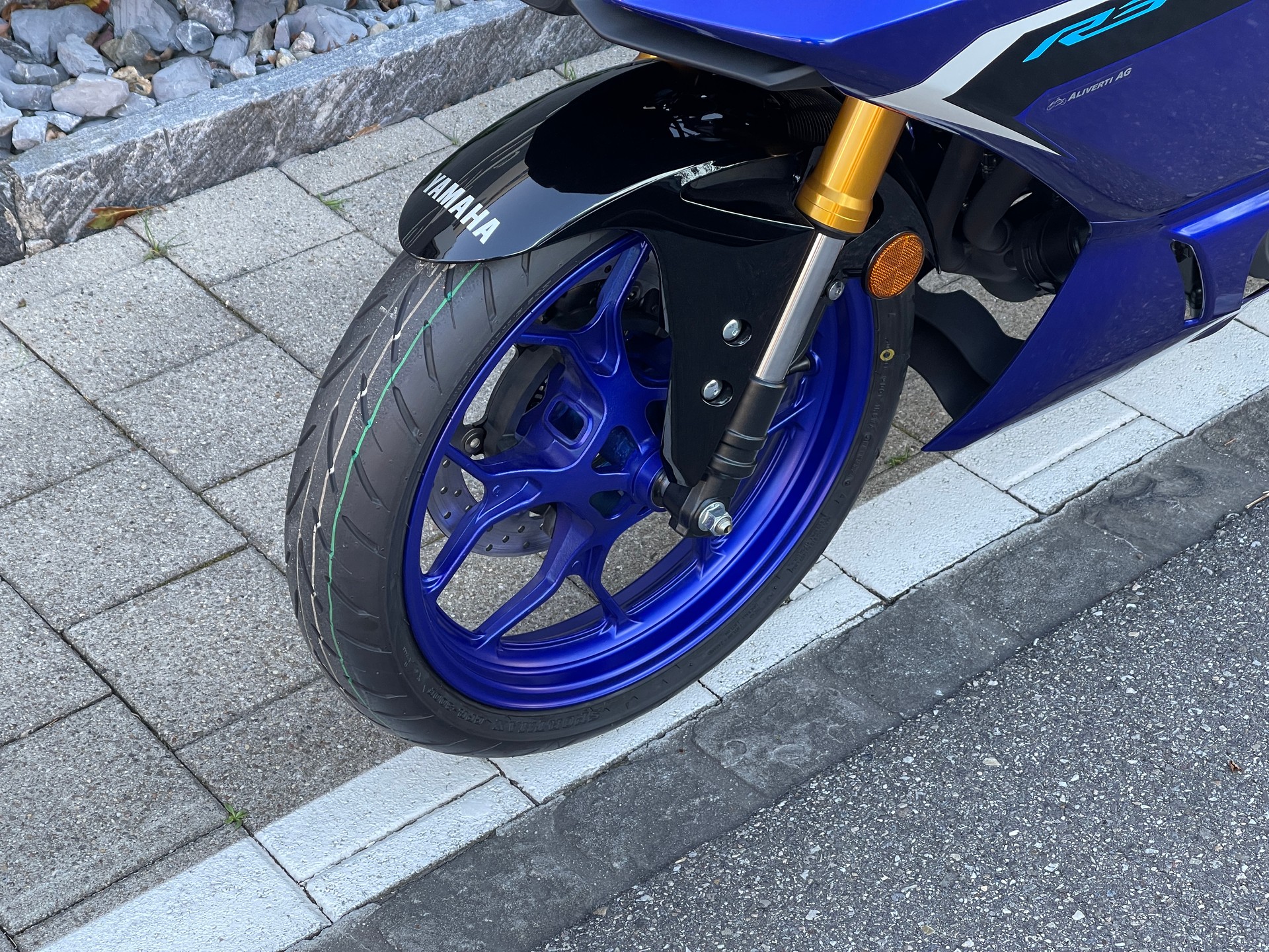 YAMAHA YZF-R3-showroom-element-3