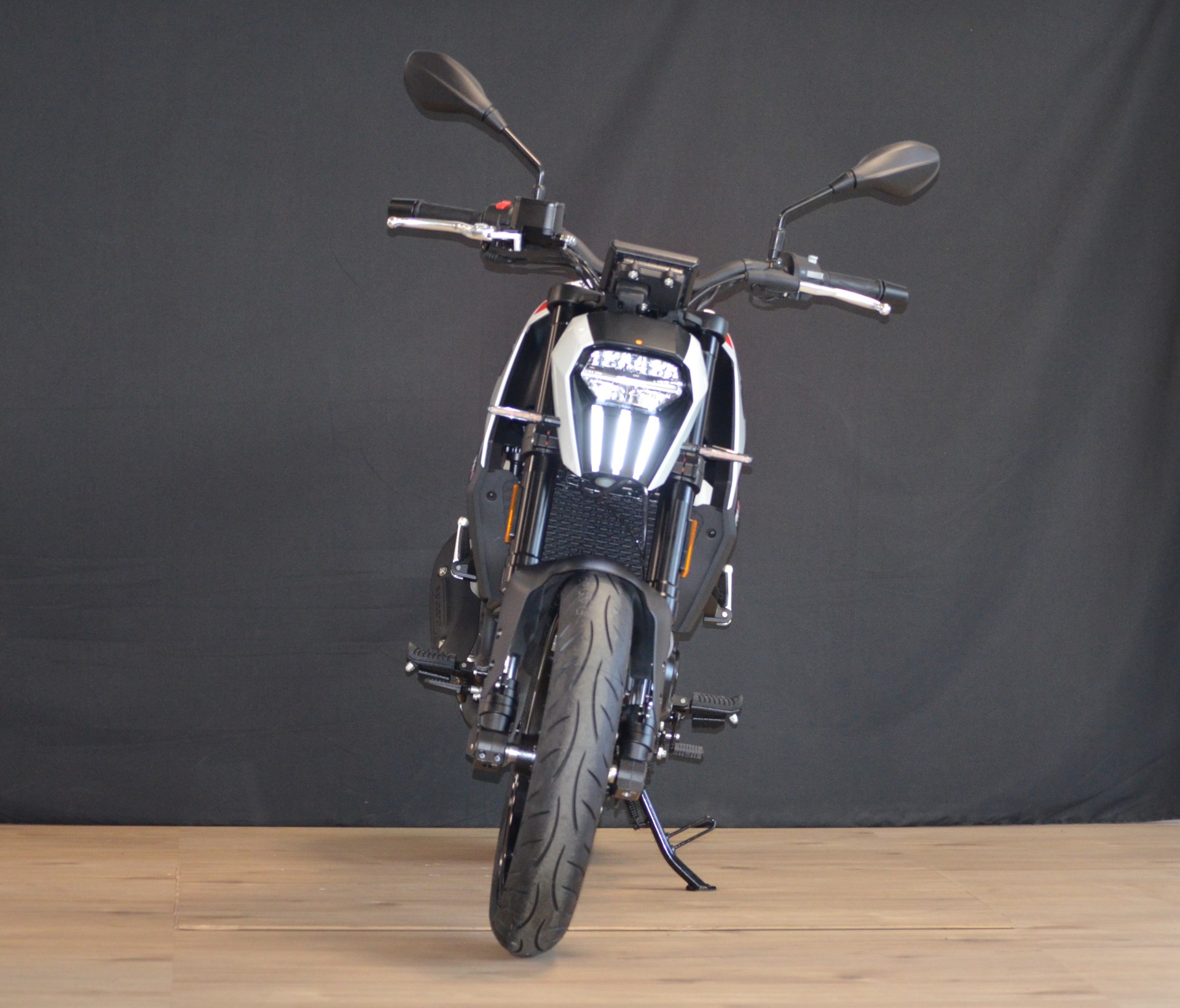 PEUGEOT PM-01-showroom-element-2