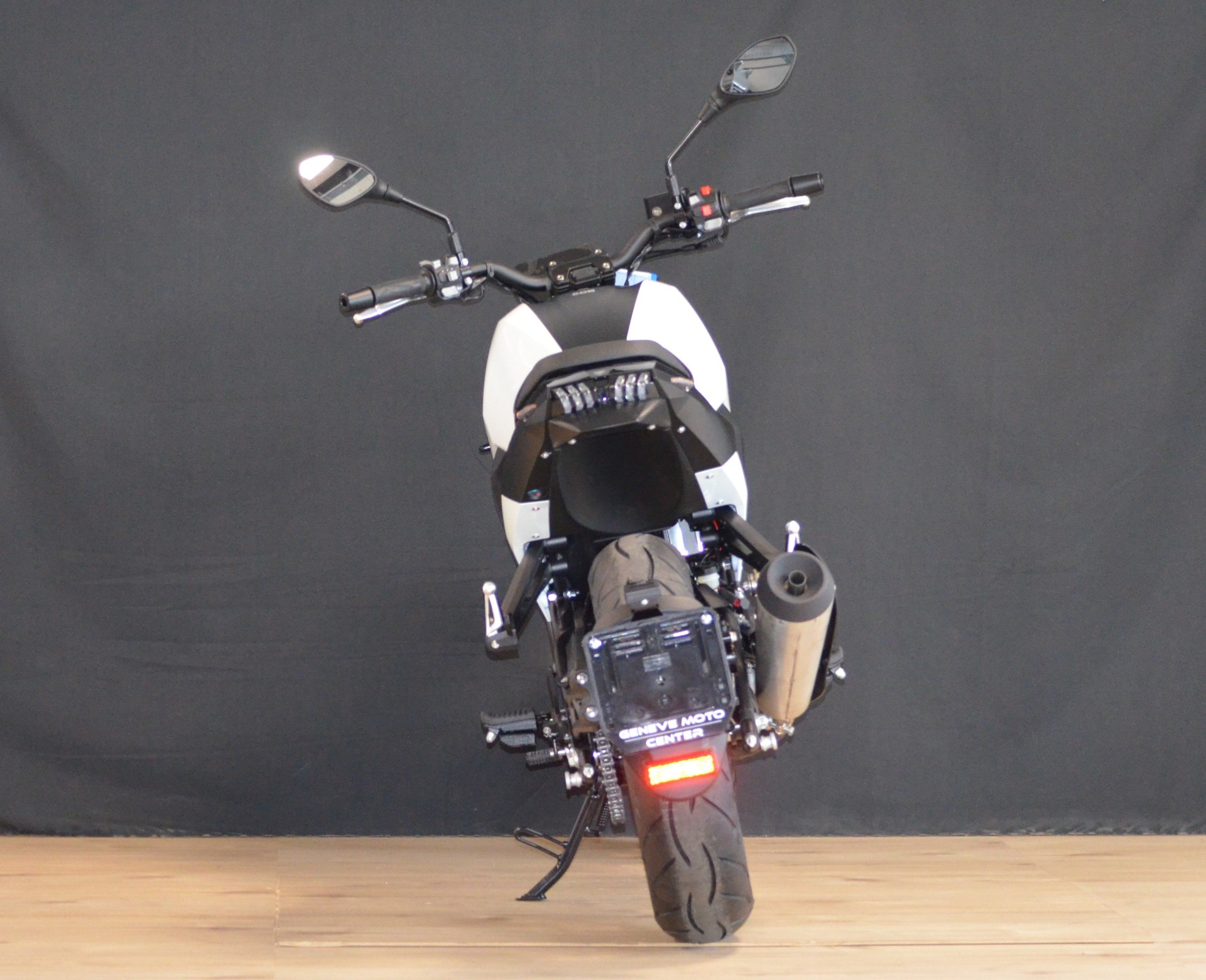 PEUGEOT PM-01-showroom-element-3